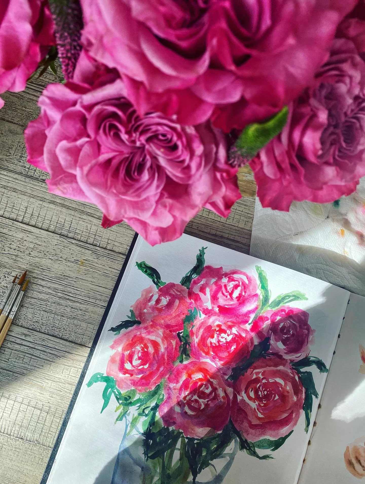 Practicing watercolor florals from life in my sketchbook 🥰 painting from life vs. a picture is a whole different vibe!

#watercolorflowers 
#sketchbookpages 
#loosefloralwatercolor 
#watercolorroses 
#watercolor_zone