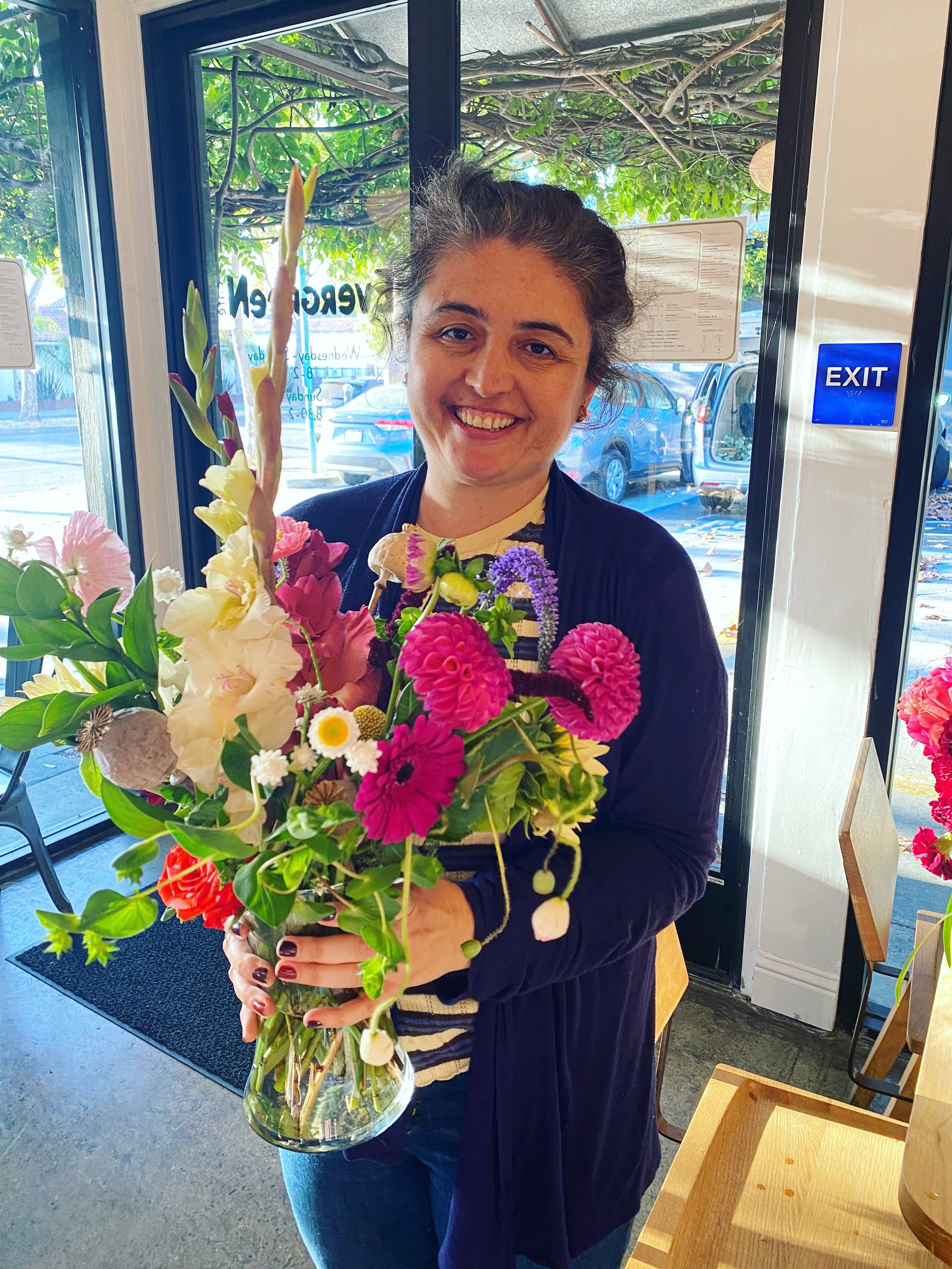 Had so much fun at a flower-arranging class yesterday at @evergreenberkeley and led by @theuncommonpoppy !💐🌹 This is the bouquet I designed&mdash;I learned a lot and collected tons of inspiration for my artwork! I can&rsquo;t wait for the next clas