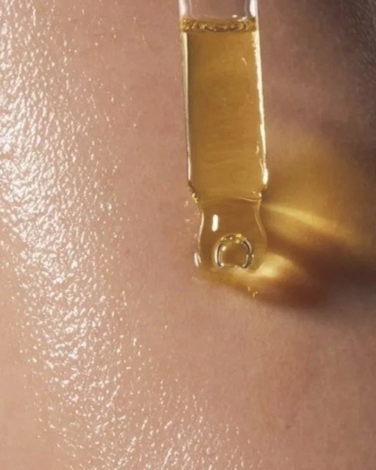 A deeply nourishing facial oil crafted with organic ingredients to help your skin naturally restore and recover. Fast-absorbing and lightweight, it leaves a radiant glow without any greasy residue. Ideal for use after cleansing and perfect for Gua Sh