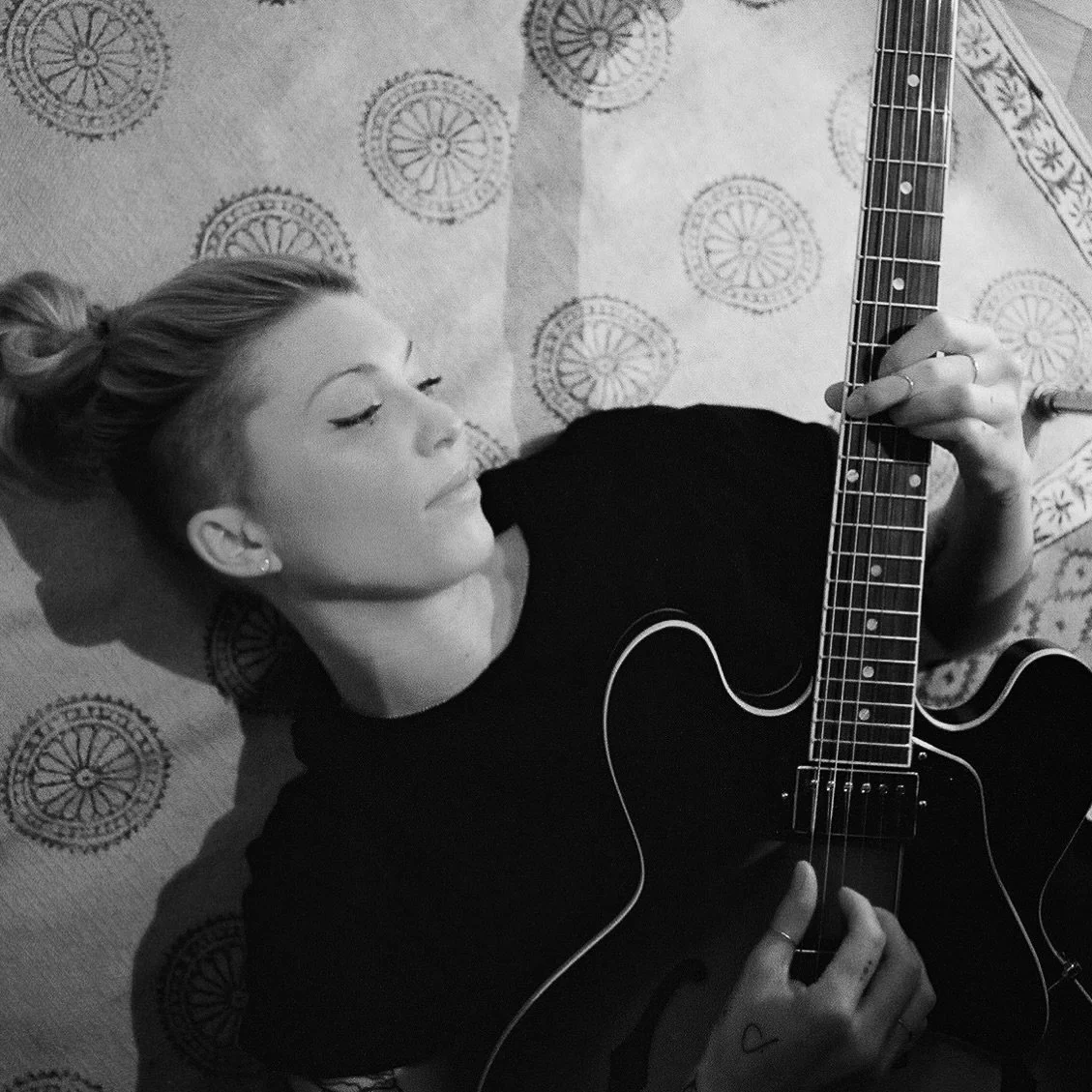 Soon I&rsquo;ll be reunited with my witchy Winifred Sanderson 🧙🏻&zwj;♀️ (the guitar). 

Who else is planning a slow, quiet summer to remember what life&rsquo;s meant to be about? 🙋🏼&zwj;♀️

📸 @rauniemae