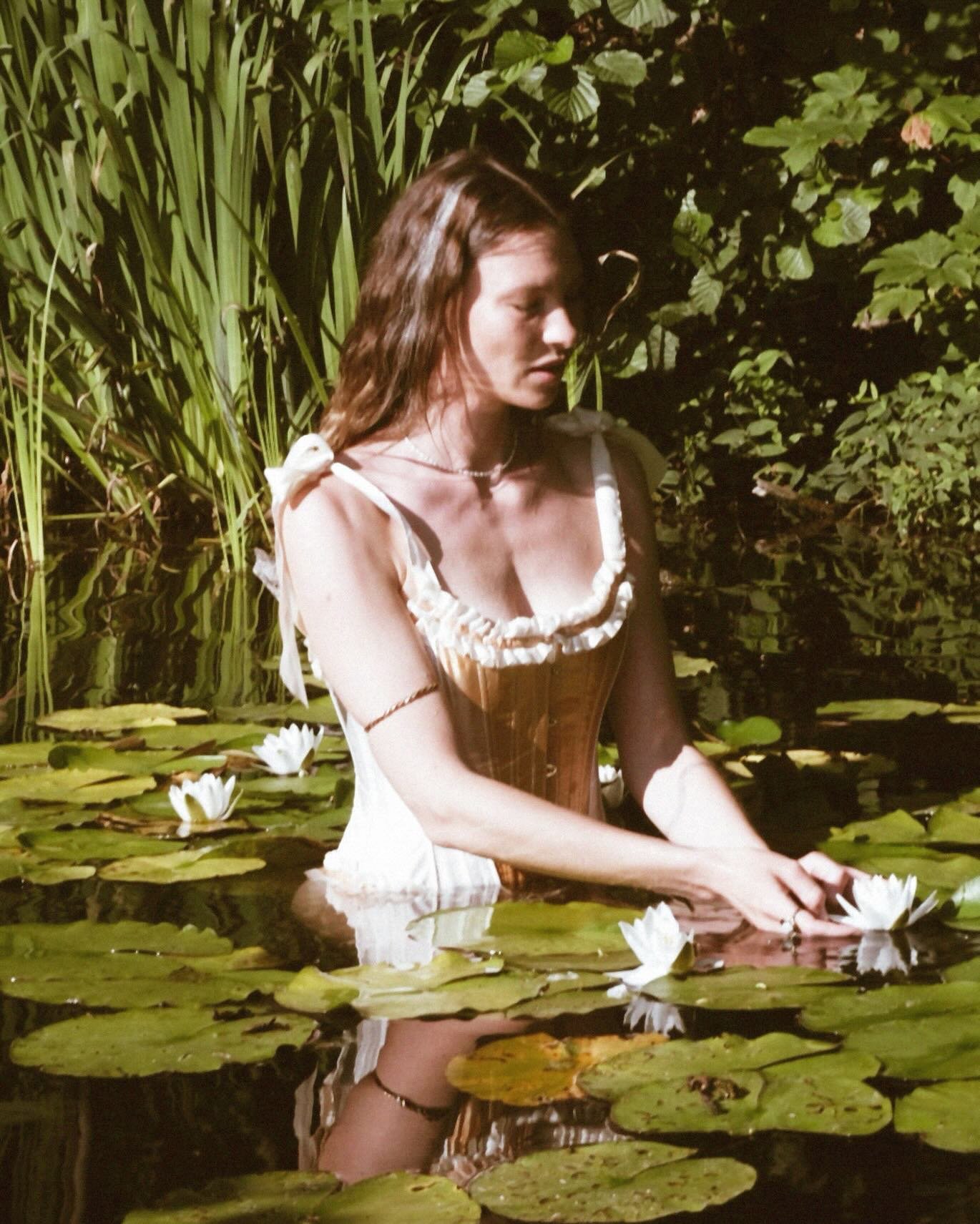 PADMA 🪷🪷🪷 Just like the lotus blooms beautifully on the surface of muddy waters, we too can rise above life&rsquo;s challenges, finding beauty and grace even in the most difficult moments.
Shot by angel @voplividchau
