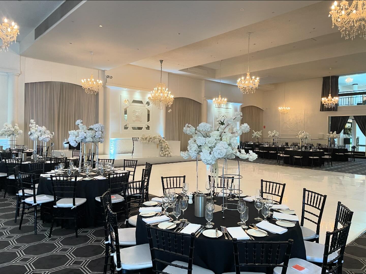 Ghost pillars with elevated blooms and keeping it all monochromed

Florist @peechyblooms 
Venue @vogueballroom 

.

#weddingflowers #weddingflowersdecor #weddingflowersau #weddingflowersinspiration&nbsp; #weddingflowersbouquet #easyweddings #weddingf