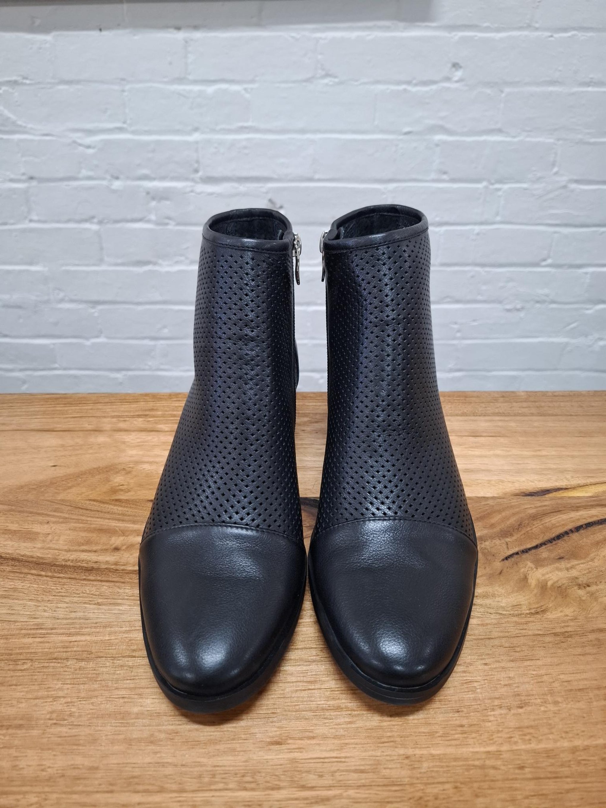 Gwen Black Leather Boots