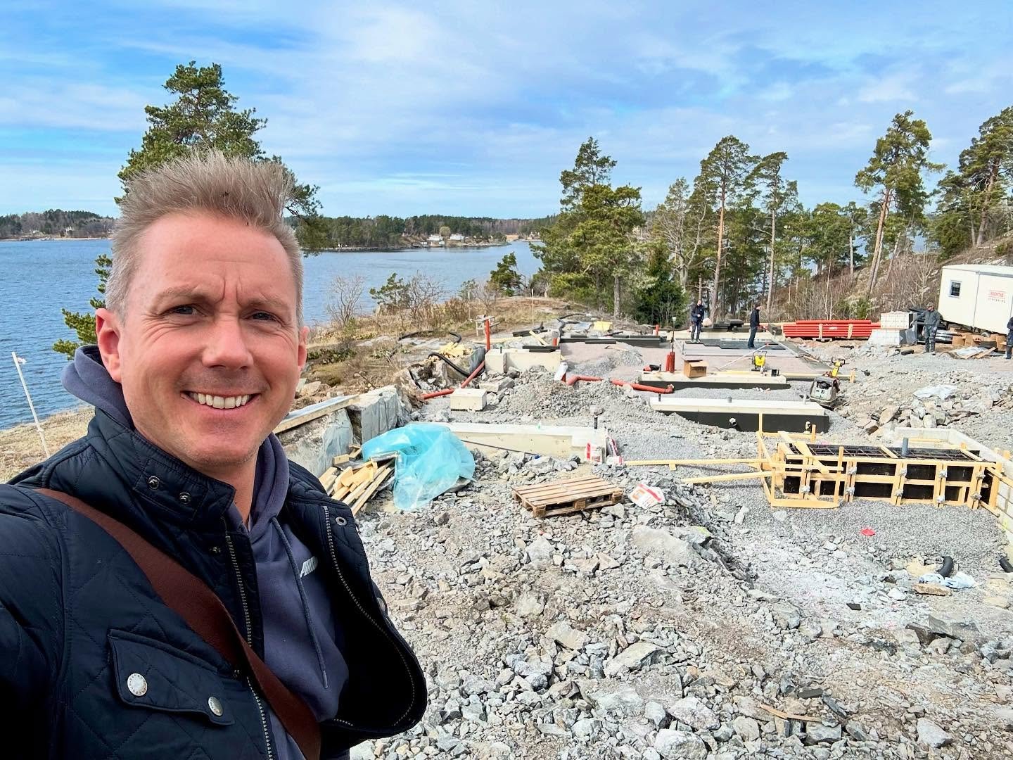 Christian g&ouml;r ett bes&ouml;k p&aring; V&auml;rmd&ouml; inf&ouml;r byggstart av vad som skall bli ett robust fritidshus ritat av @hultmanvogt 

Grundl&auml;ggning med Koljern-teknik och #Foamglas. 
Sju (!) niv&aring;skillnader i huset bjuder p&ar