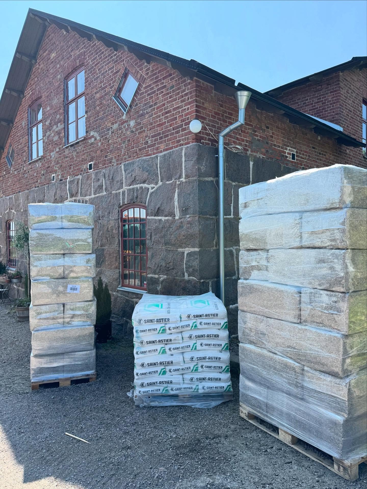 Uppt&auml;ck Hampakalk som en ideal till&auml;ggsisolering och putsb&auml;rare! Varsam och h&aring;llbar renovering av &auml;ldre byggnader byggda med tr&auml; och sten. Fr&aring;ga oss hur man g&ouml;r! H&auml;r hos @svenstorpsmejeri  #hampakalk