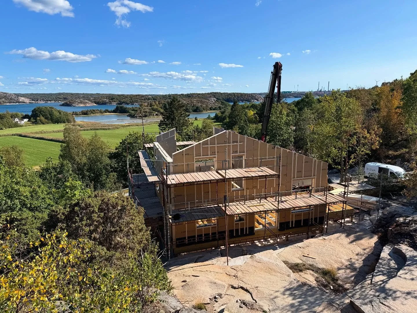 I Bohusl&auml;n p&aring; en bergsknalle reser sig detta magnifika hus som verkligen har allt. Ritat av @egnahemsfabriken d&auml;r byggherrarna satt ihop ett dreamteam f&ouml;r att genomf&ouml;ra visionen. Ett linoljat tr&auml;bj&auml;lklag f&ouml;ran