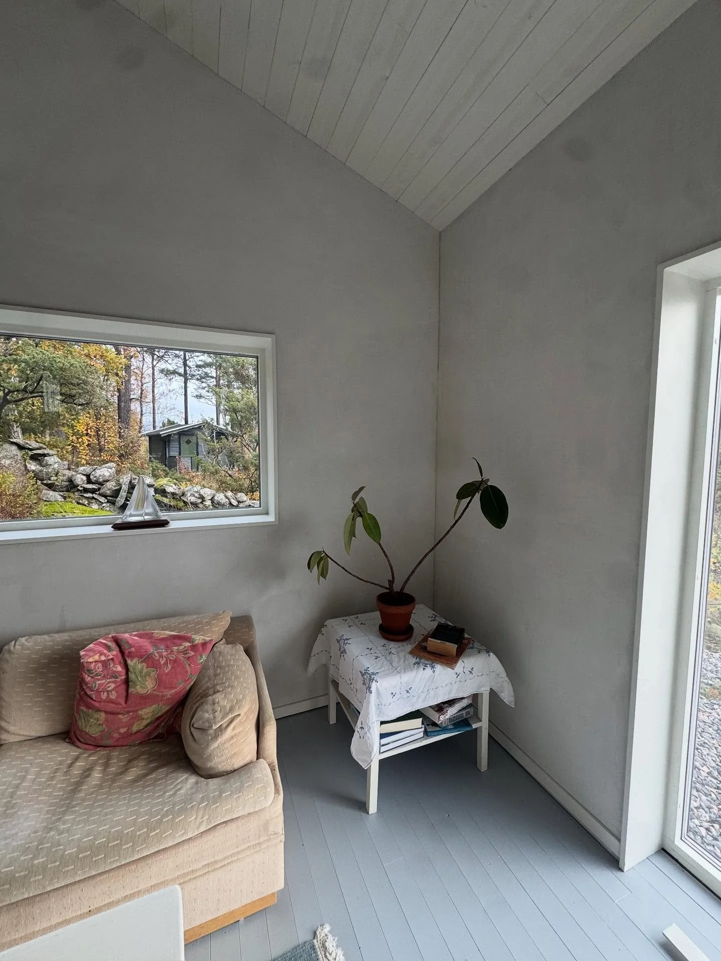 Lerputs p&aring; hampakalk. Vi bes&ouml;ker idag tv&aring; hus som valt olika v&auml;gar i utformning, kul&ouml;r och finish. Same same but different. Hur skulle du g&ouml;ra?