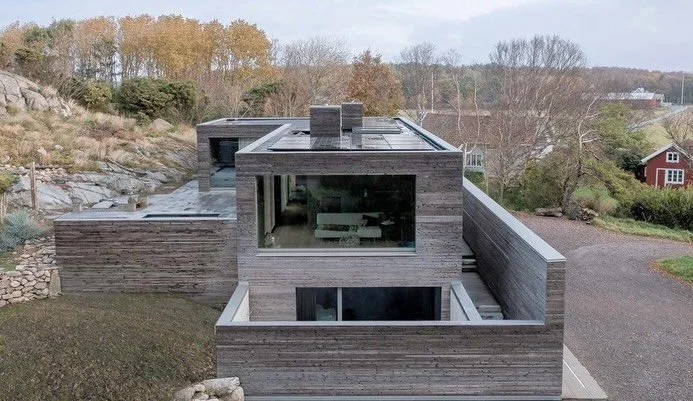 En fantastisk milstolpe. Villa Lerkil &auml;r omskrivet i @archrecordmag 
Arkitekt: @wingardhs_ 
Foto: @andrepihl.se 

V&aring;r leverans bestod av:
Koljern-grund och k&auml;llarv&auml;ggar. 
Ytterv&auml;ggar: EVIA Biostone (hampakalk)
Tak: Koljern-e