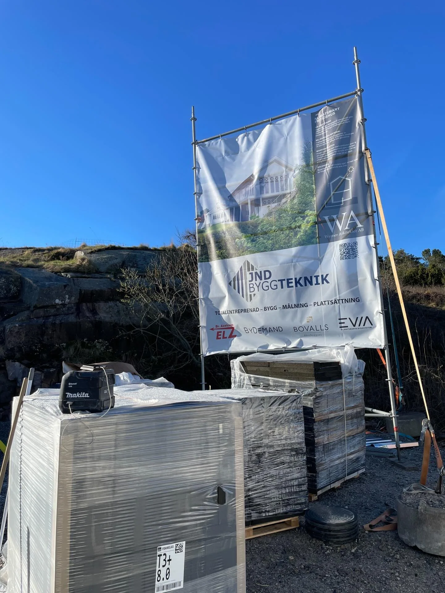 Tillsammans med @jndbygg , @werner_arkitekter och ByDemand uppf&ouml;rs ett riktigt schysst hus i Bohusl&auml;ndsk stil, men uppgraderat med alla h&aring;llbara materialval man kan t&auml;nka sig. H&auml;r hj&auml;lper vi till att installera grund oc