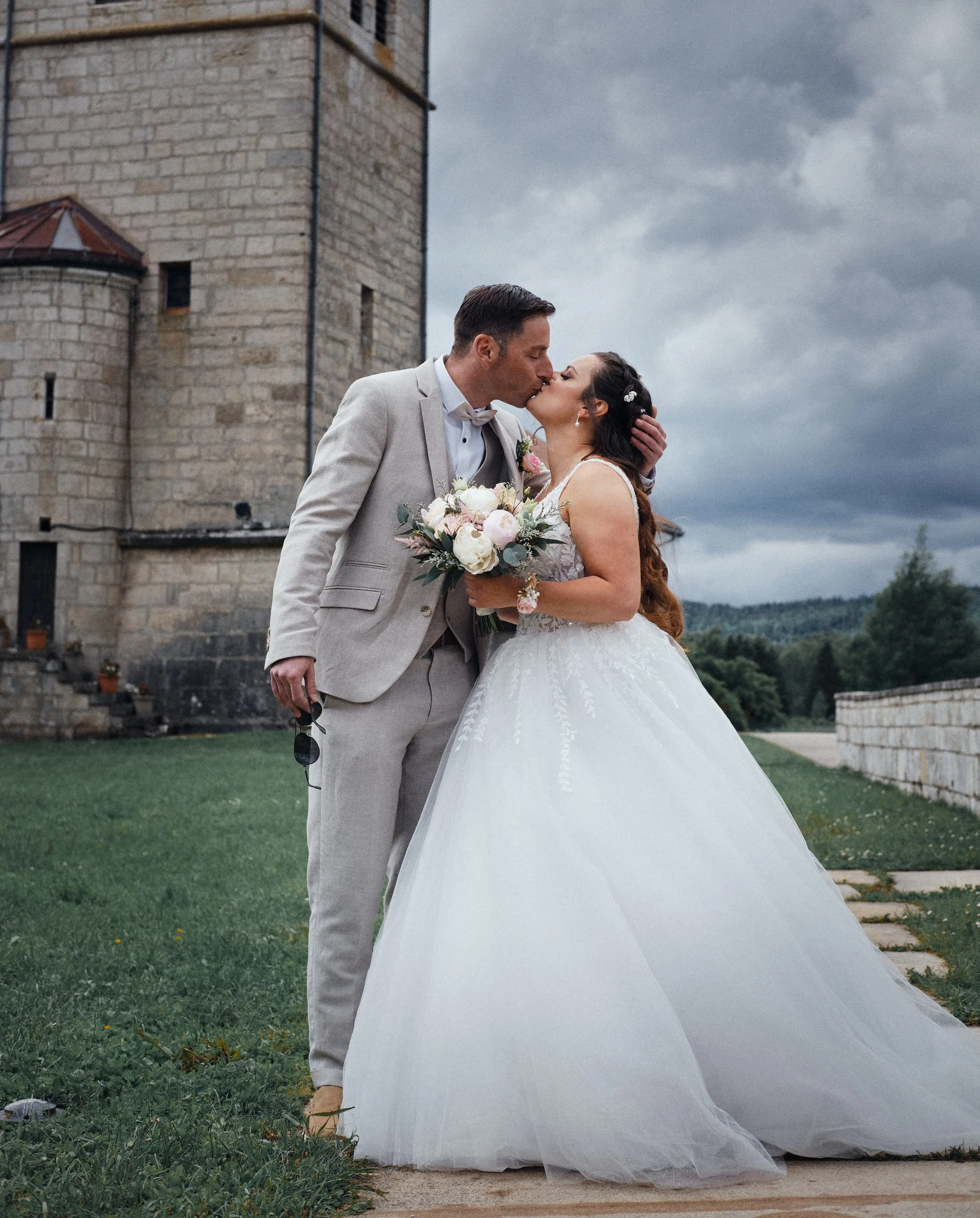 photographie de couple lors d'un mariage dans le Haut-Jura au lac de L'abbaye vers Saint-Laurent en Grandvaux 