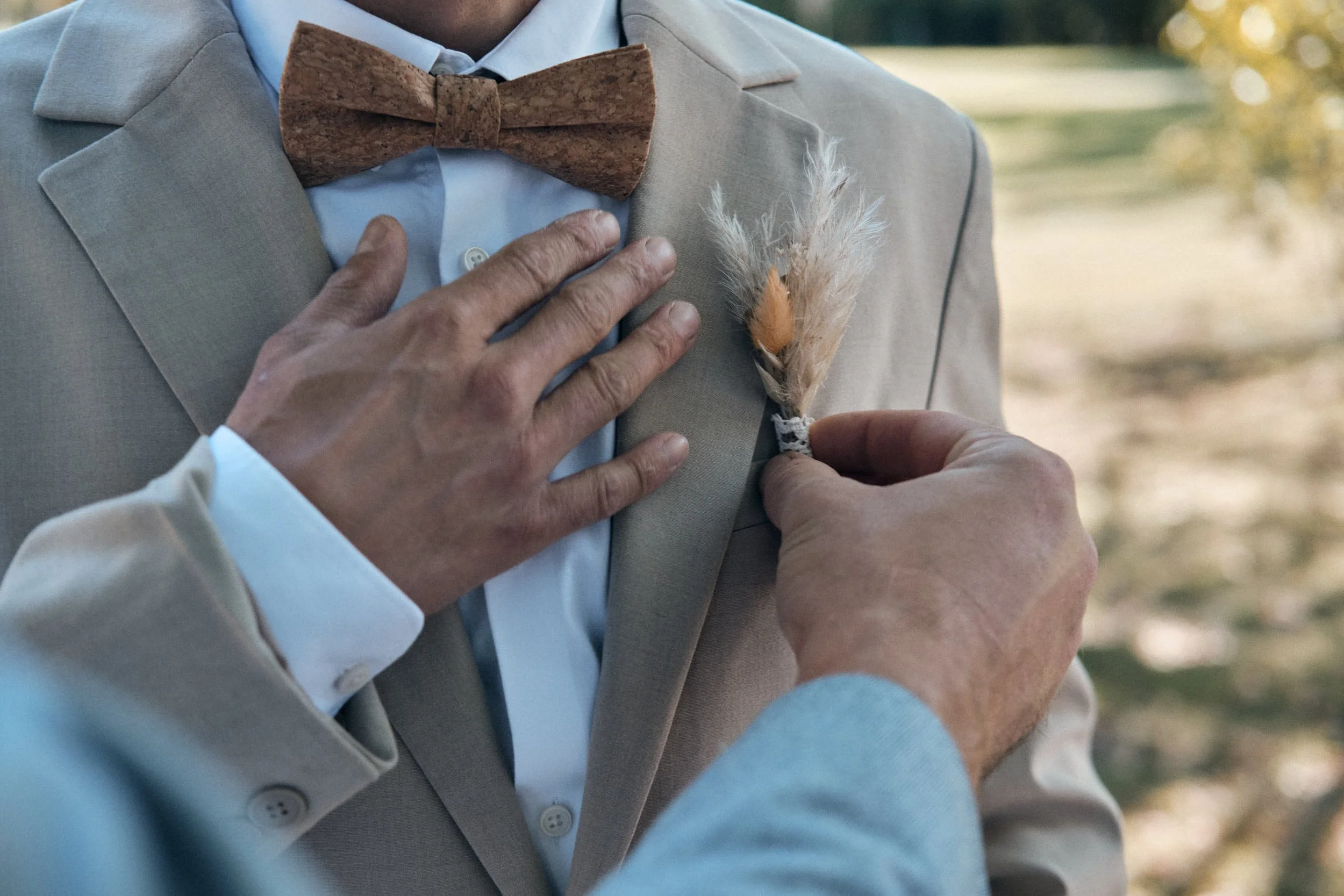 photographe de mariage dans le jura photos de la tenu du marié pour son mariage au Château de Syam