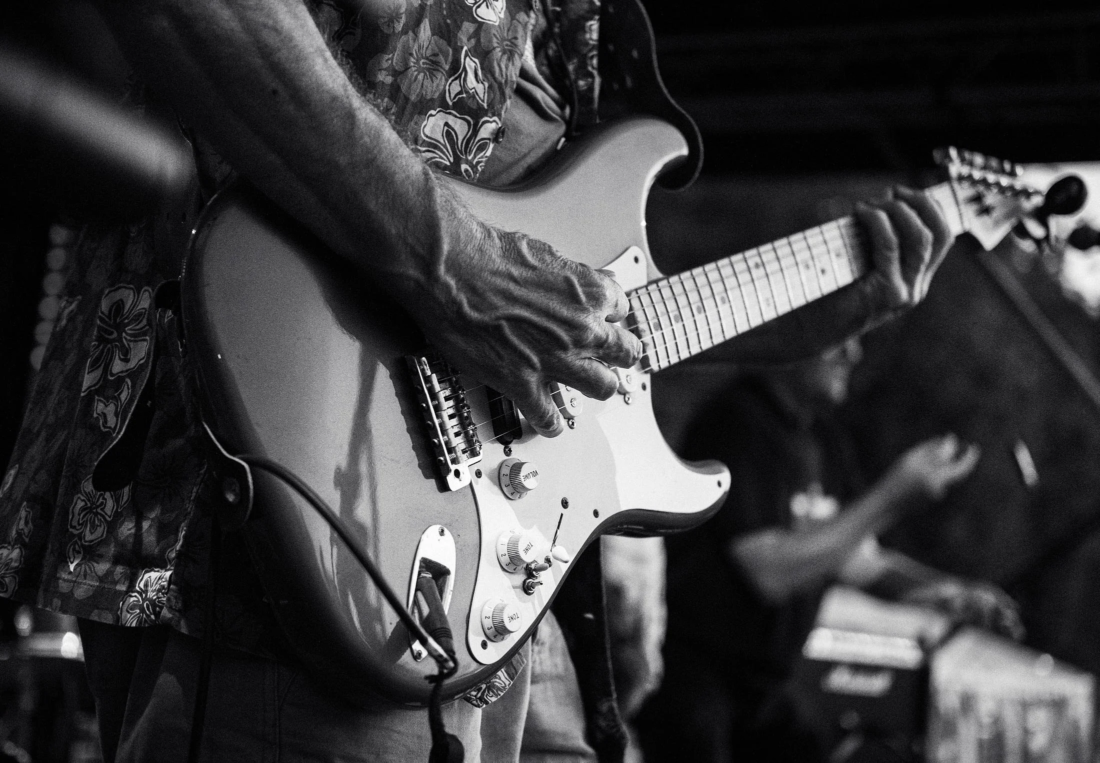 photographie en noir et blanc d'une guitare électrique