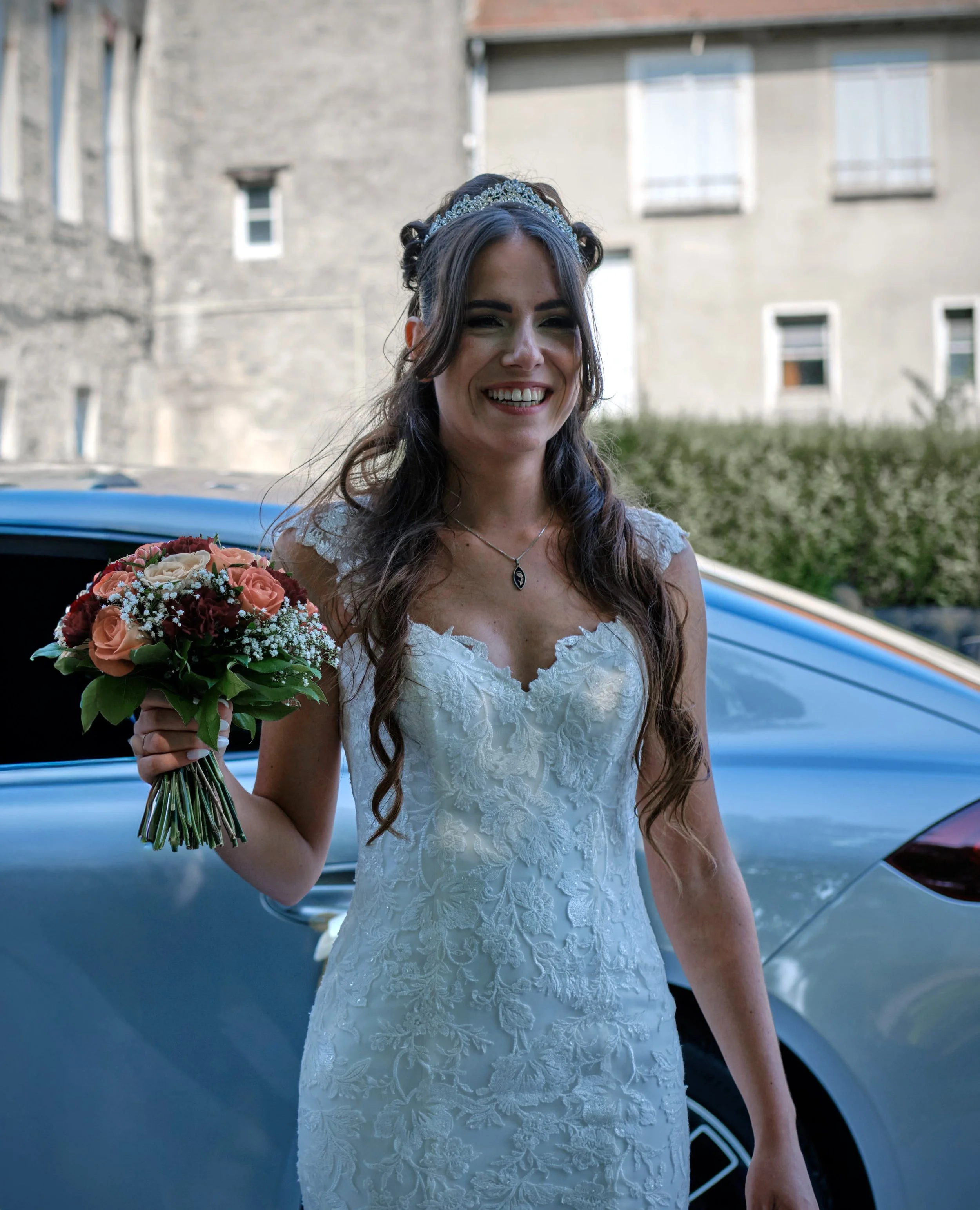 Mariée avec sa robe et son bouquet devant le Château d'Artois