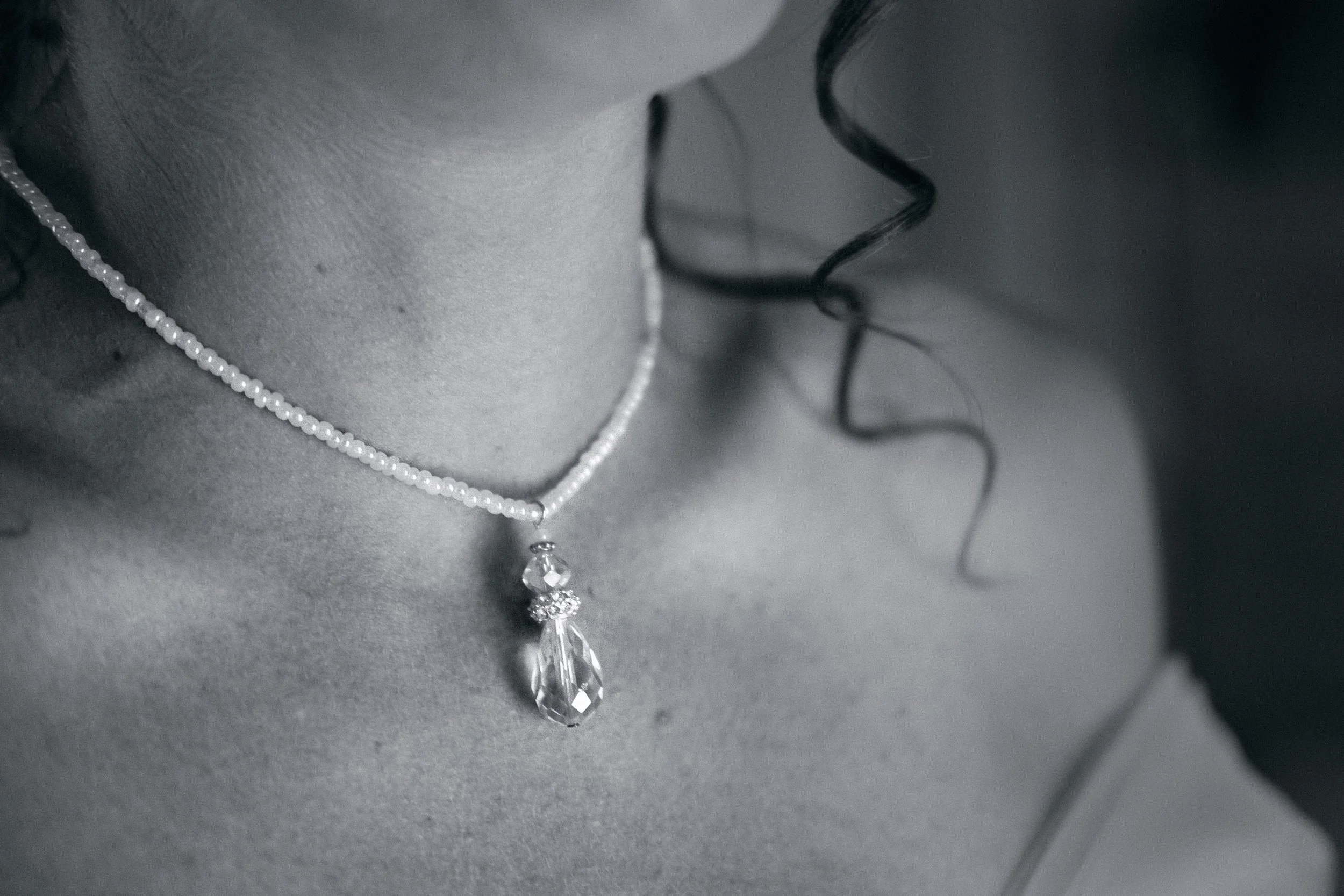 bijoux de la mariée, durant les préparatifs de son mariage dans le Jura au Domaine de Bersaillin