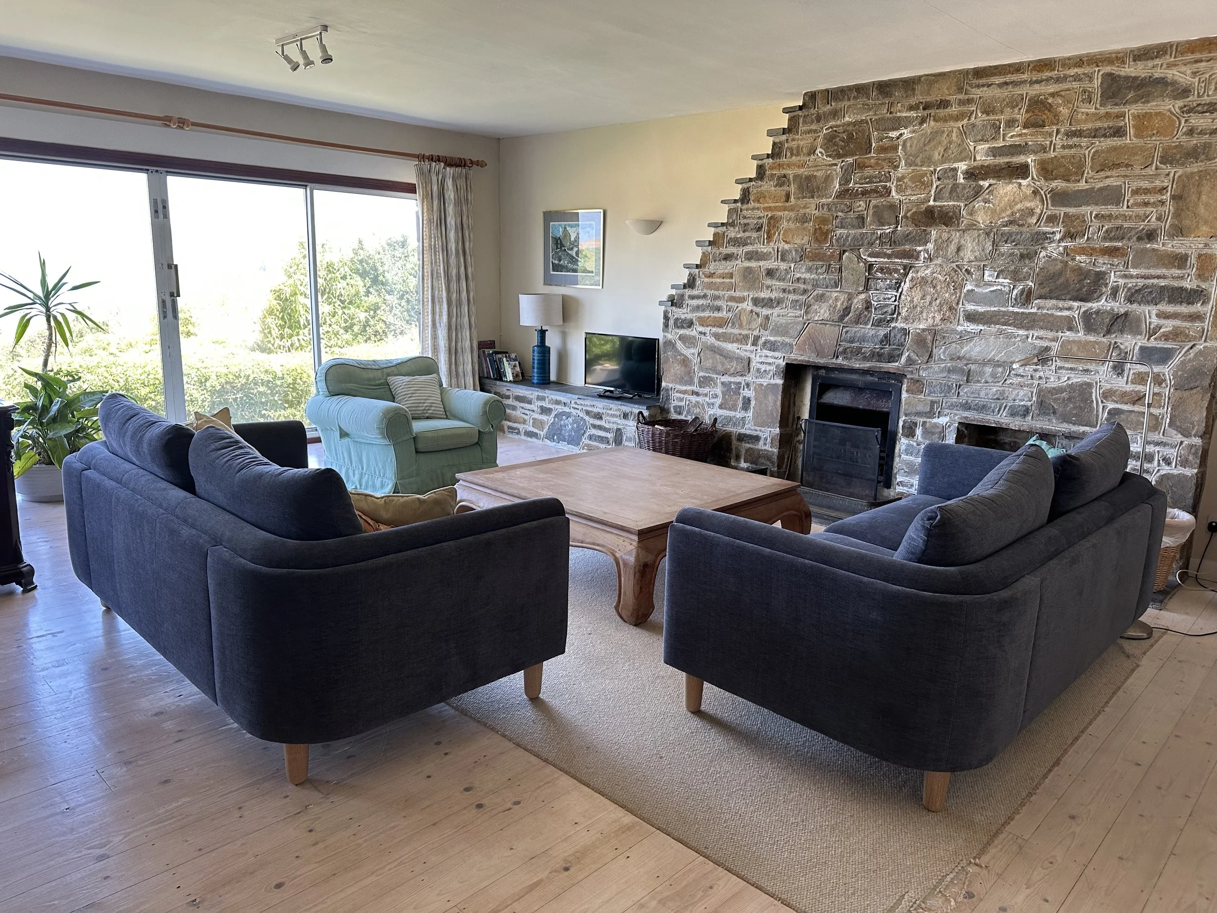 Living room with sea view and fireplace