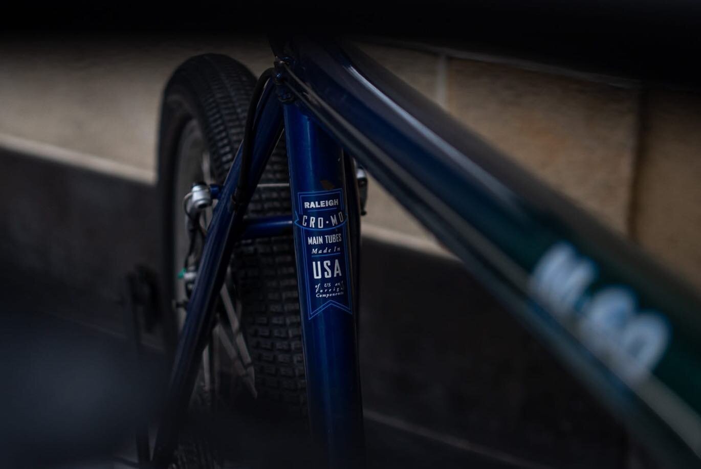 always a pleasure getting another 26er in the stand! rohan got his hands on a tasty little Raleigh Mountain Sport that needed some love for commuting, gravel bashing and a new foray into bikepacking. That meant a full strip and rebuild with brand-new