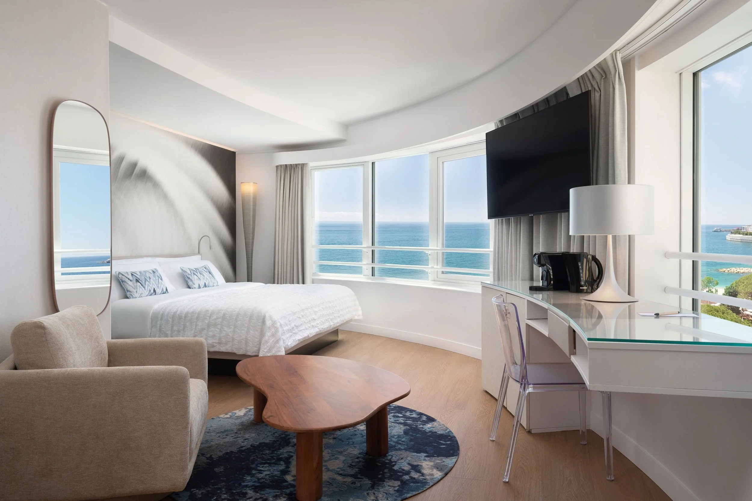 05_design_room_king_bed_sea_view.jpg