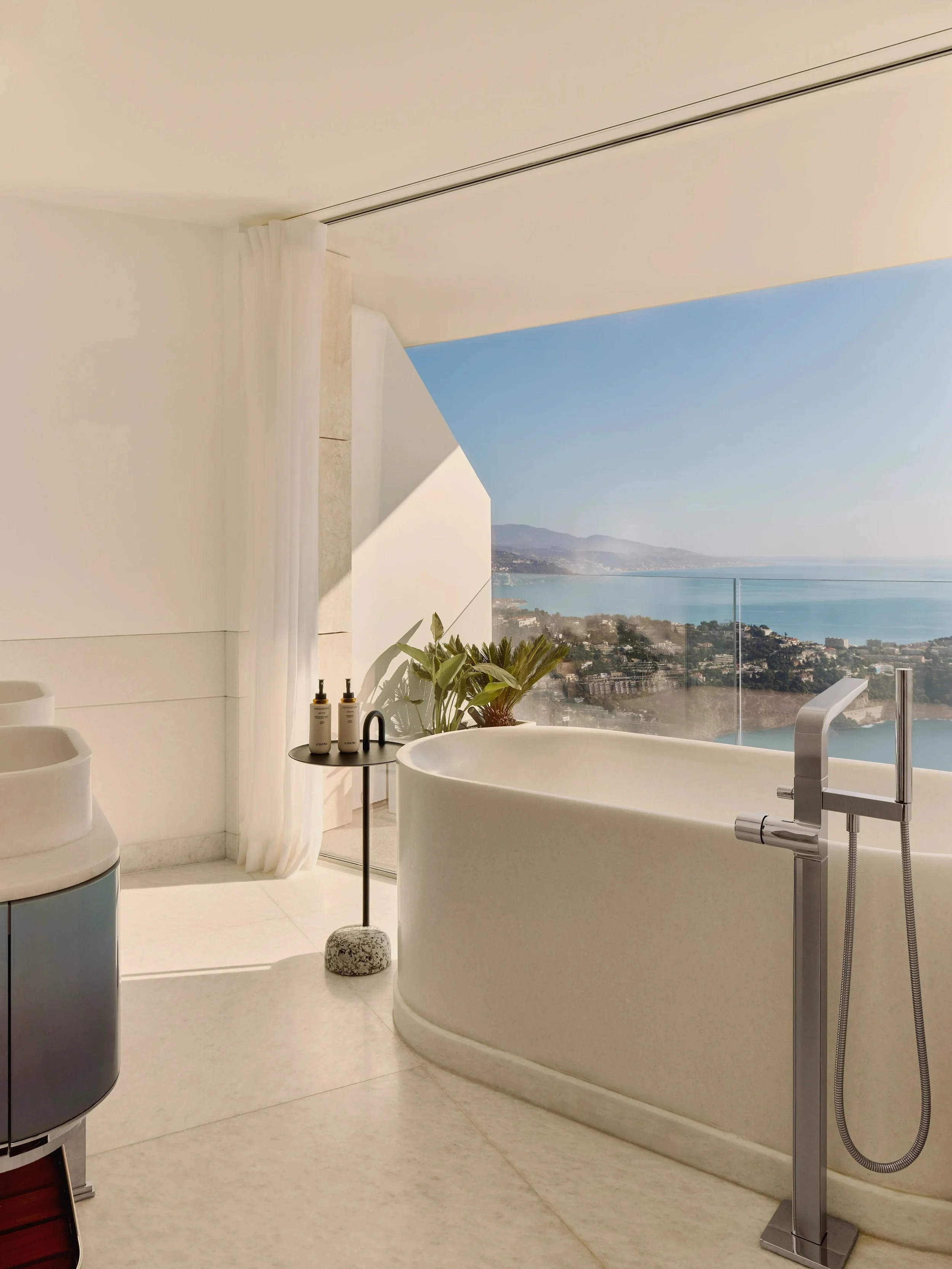 03_bath_with_coastal_view.jpg