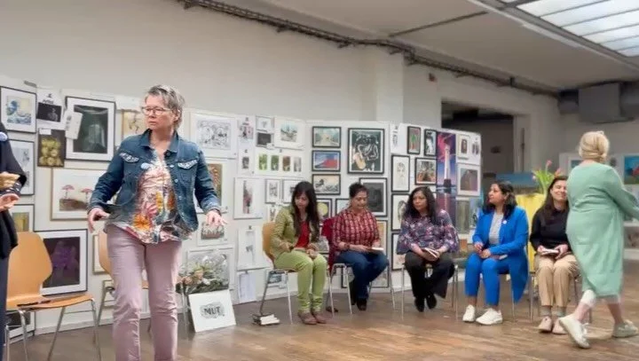 SHE Dares Buch Vorstellung mit Frauen Verein Wohlen und SHE Writers Group, few video snippets.
 @abhilashasudhirkumar @reji_ramachandran_sadhu @ritig_m @rituriedweg @artistbrinda und Soham. Moderatorin @_rahel_widmer und @leonielinhoff