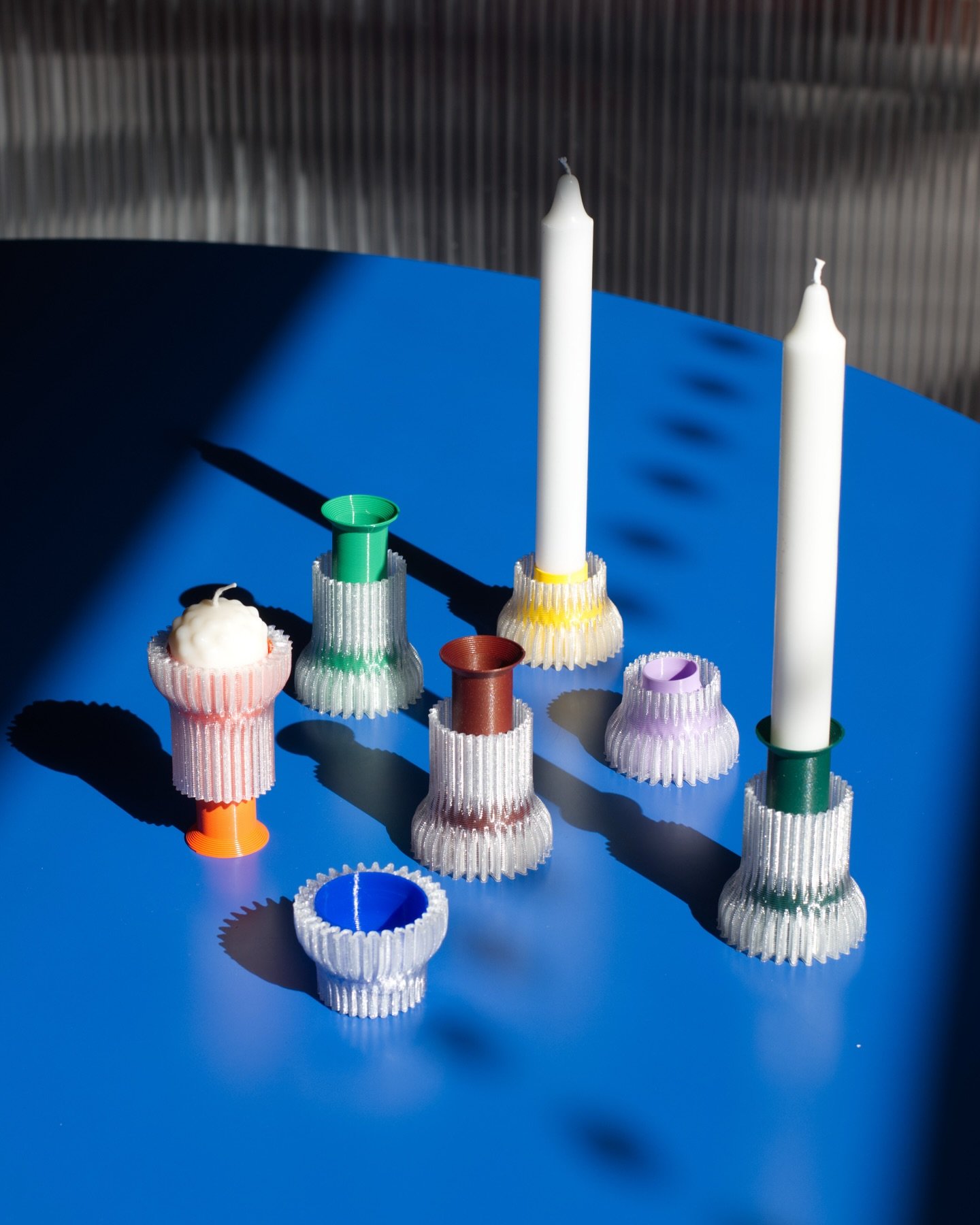 Le double bougeoir est le premier objet que nous avons dessin&eacute; au studio. Depuis son lancement il y a 5 ans nous l&rsquo;avons d&eacute;clin&eacute; en deux format et a peu pr&egrave;s toutes les couleurs possibles ! Il reste aujourd&rsquo;hui
