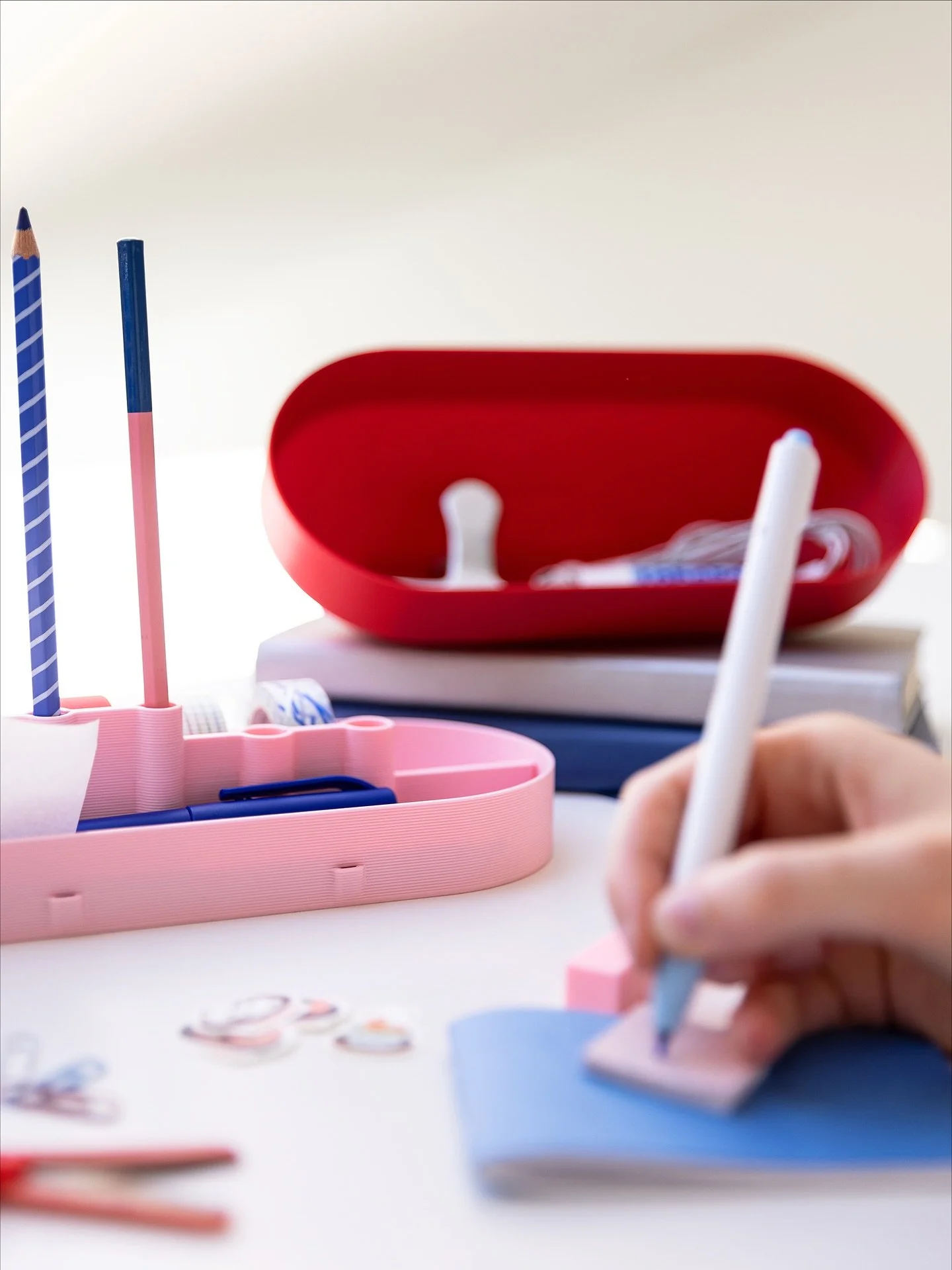 Voici Charlie ✏️

&Agrave; la fois porte crayons, trousse ou m&ecirc;me bo&icirc;te &agrave; outils, notre toolbox est un accessoire de bureau fun et color&eacute; &agrave; emporter partout avec vous (ou pas 😉)

Elle est divis&eacute;e en plusieurs 