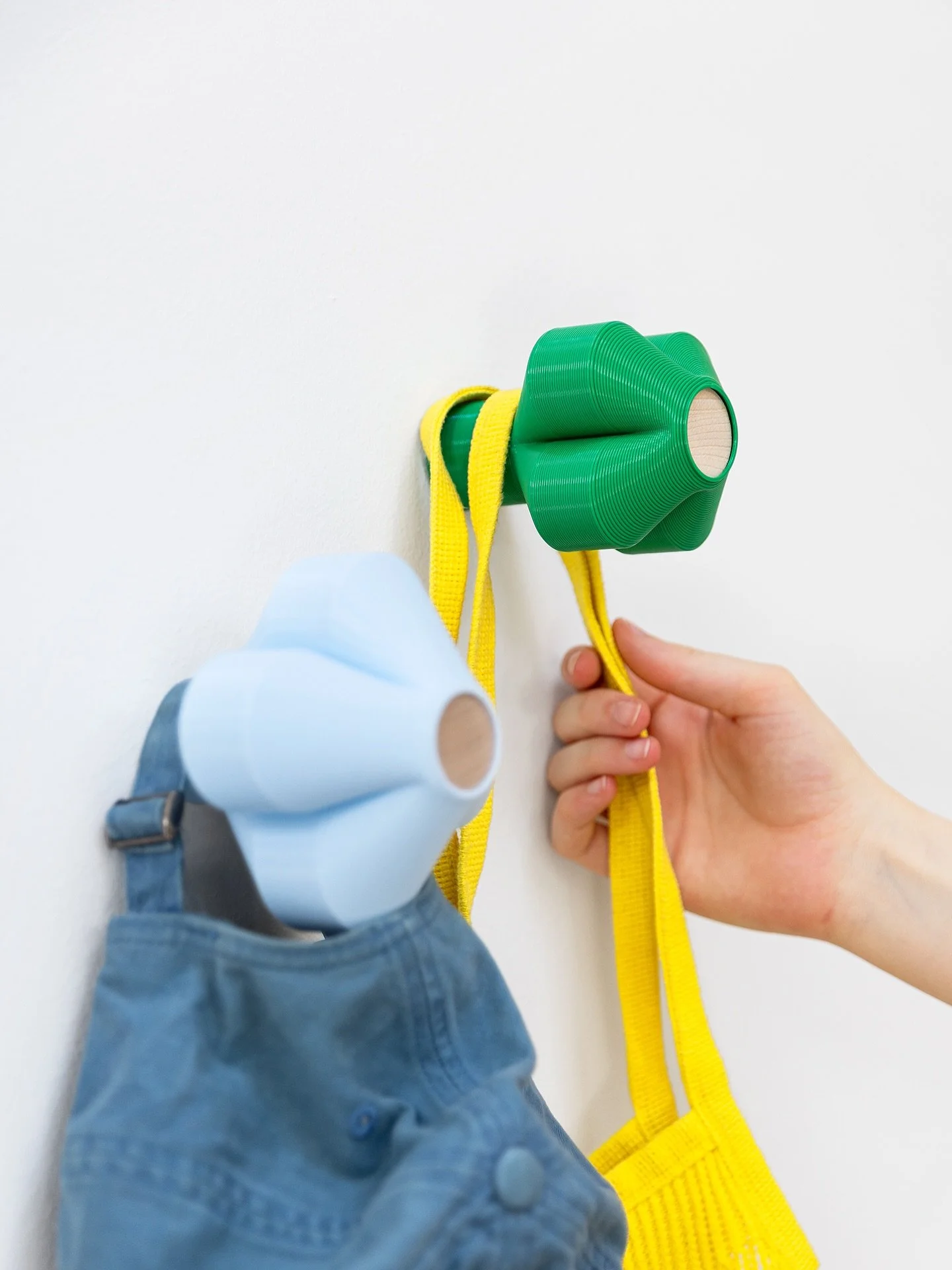 Amy, notre lot de patères dans un nouveau coloris pour cette rentrée ! 💅🏻
Disponible sur notre boutique en ligne et chez nos revendeurs 🙂
✏️ @caalstudio 😘
#patere #hook #designstudio #amy #madeinfrance #green #skyblue #falliscomi