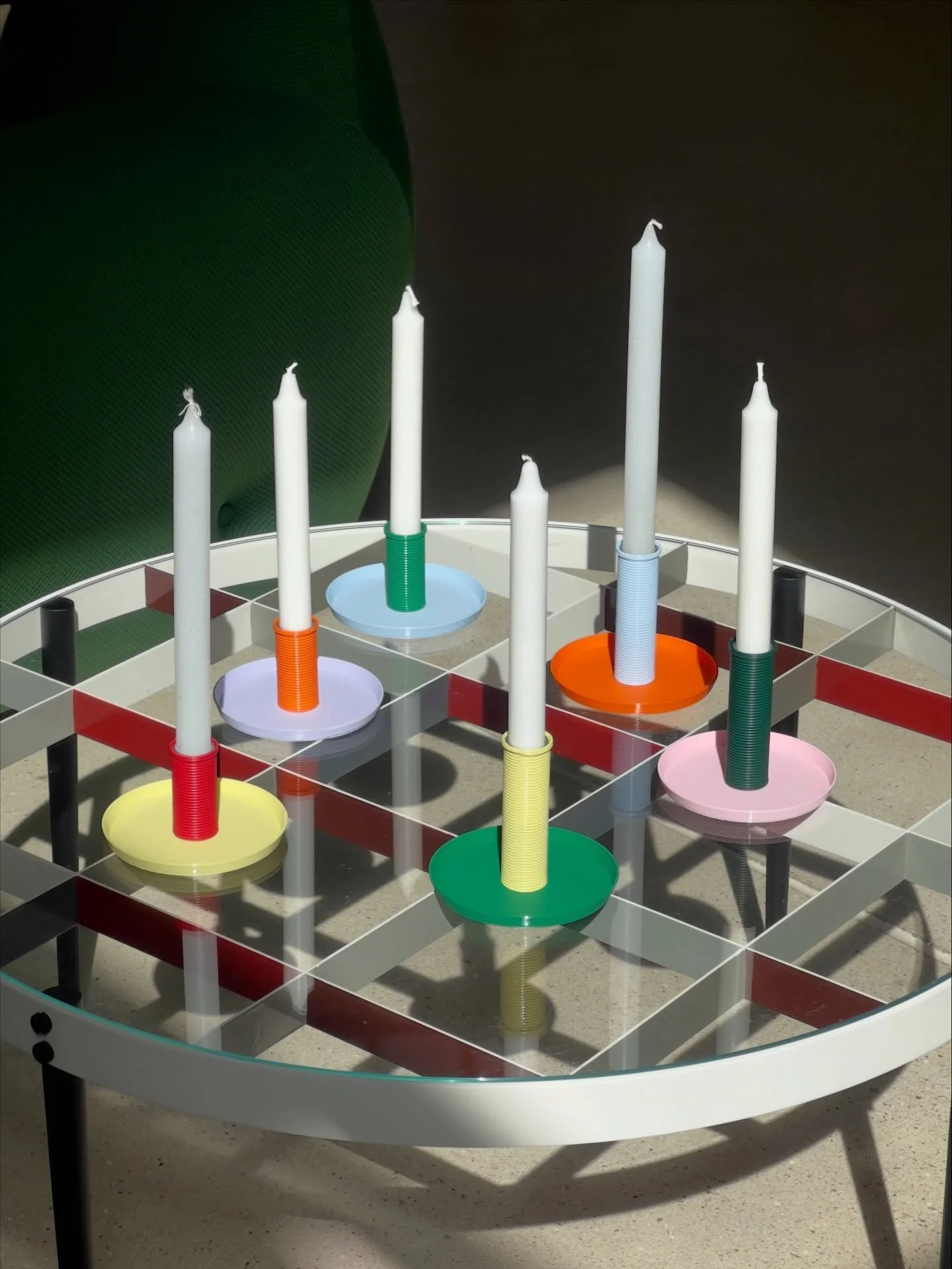 Oscar, nos nouveaux bougeoirs sont disponibles chez nos revendeurs et sur notre boutique en ligne !
#designstudio #candleholders #bicolor #recycledplastic #homedecor 
📸 Matthieu Barani