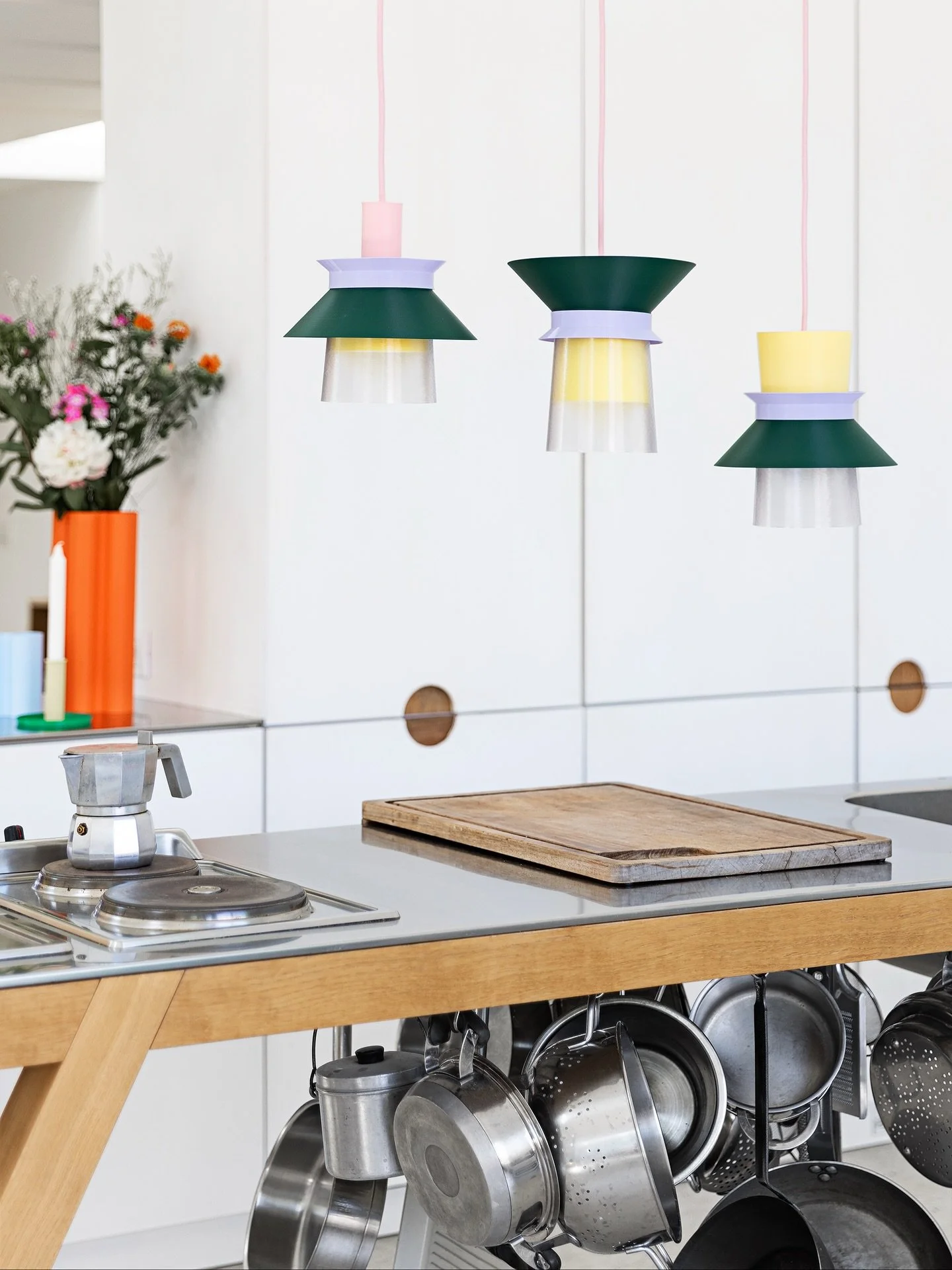 Romi, notre deuxième modèle de suspension modulable. Parfait pour installer dans une cuisine comme ici lors de notre dernier shooting, on adore le résultat !
Disponible chez nos revendeurs et sur notre boutique en ligne 🙂
#rom