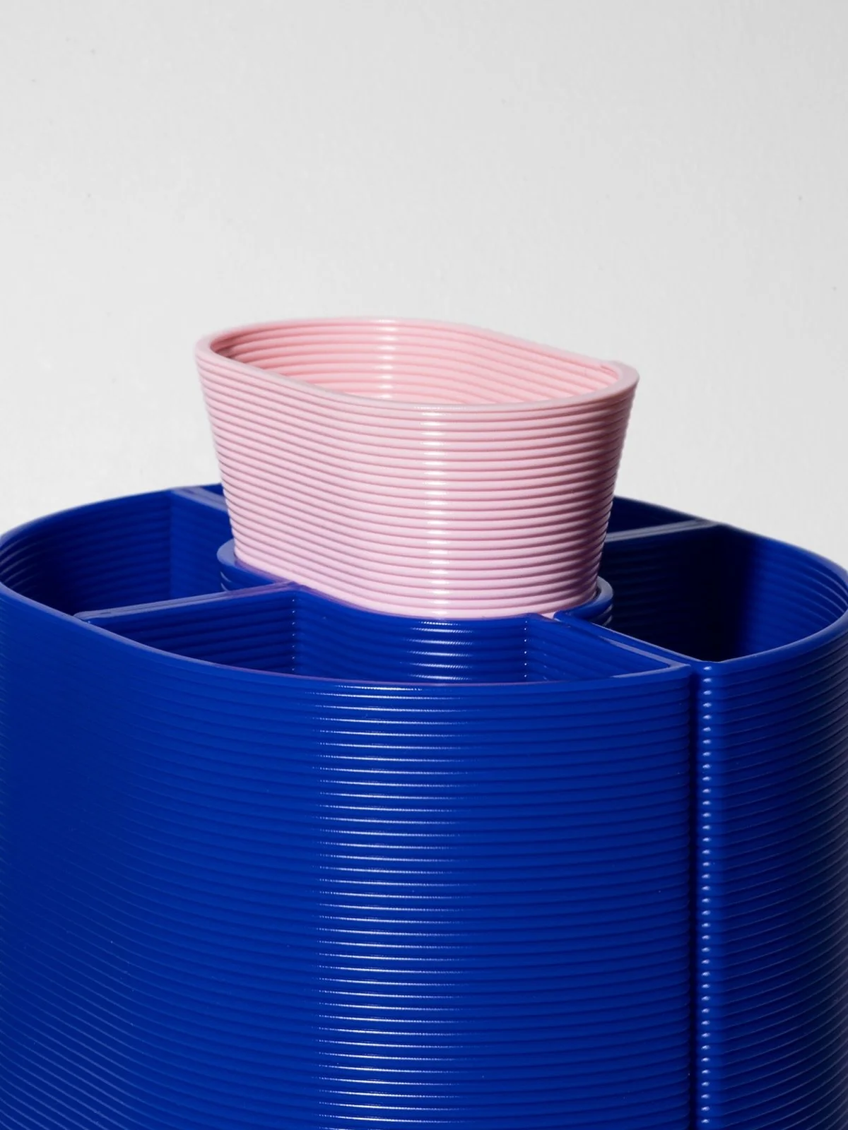 Henri, nouvelle couleur pour notre pot &agrave; crayon ✏️🩵

&Agrave; retrouver chez nos revendeurs et sur notre boutique en ligne !

#pencilcup #potacrayon #blue #pink #designstudio #recycledplastic 

📸 Matthieu Barani