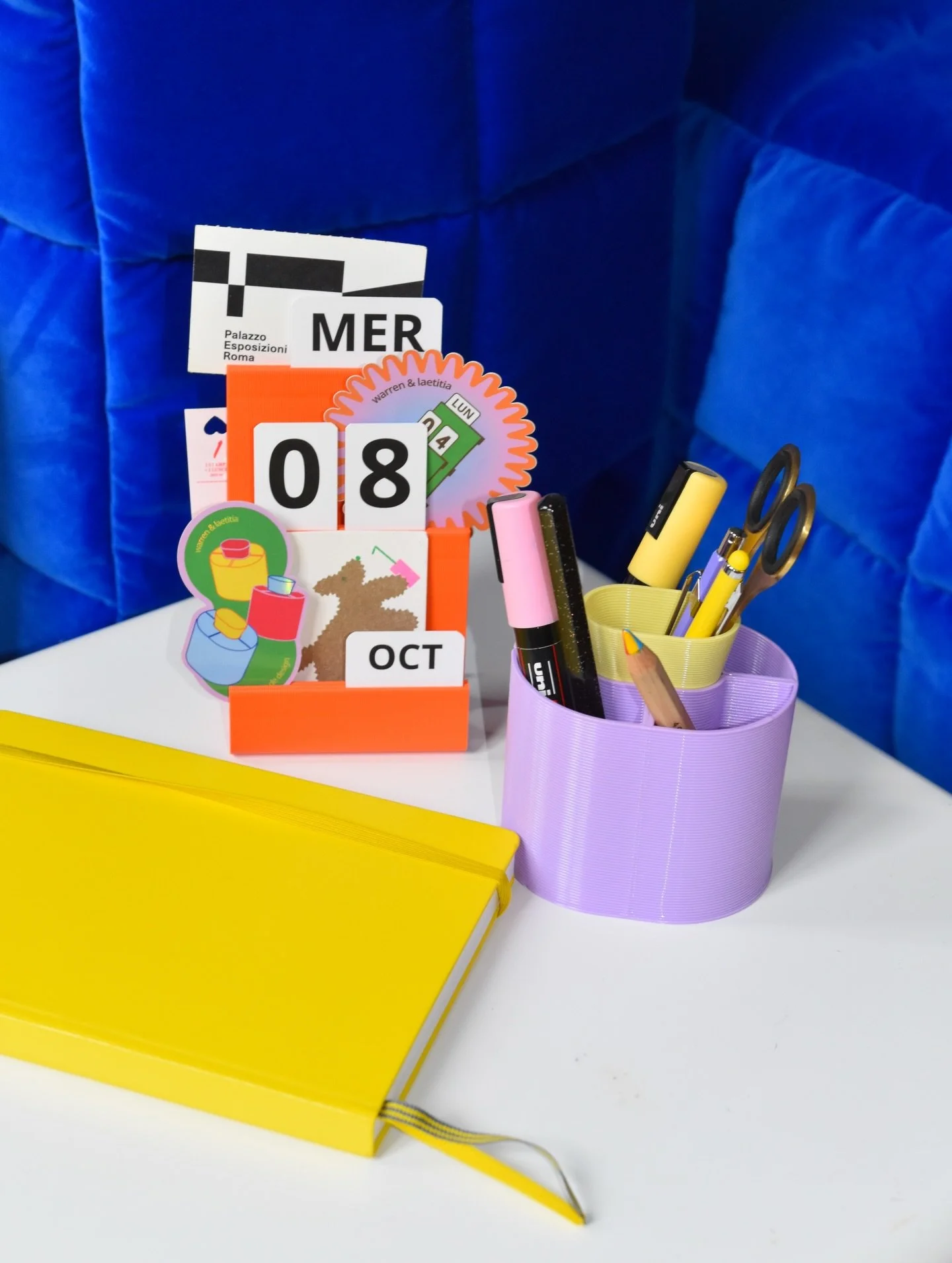 Joe &amp; Henri, notre calendrier perp&eacute;tuel et pot &agrave; crayons 🖍️ combo parfait pour le bureau !

📸 @well.homed 

#spring #calendar #pencil #blue #orange
