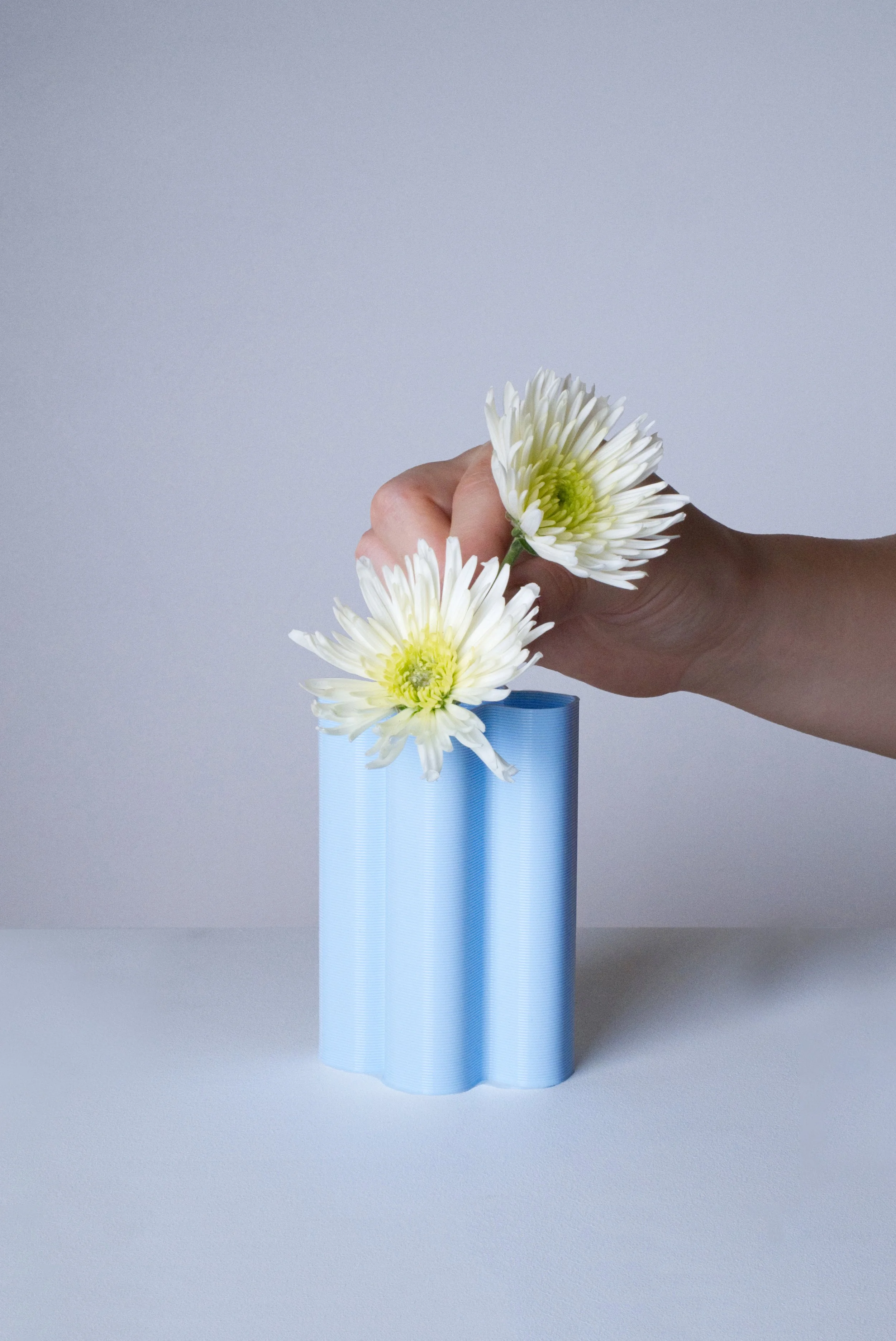 mini-vase-XL-bleu-ciel-fleurs-fond.jpg