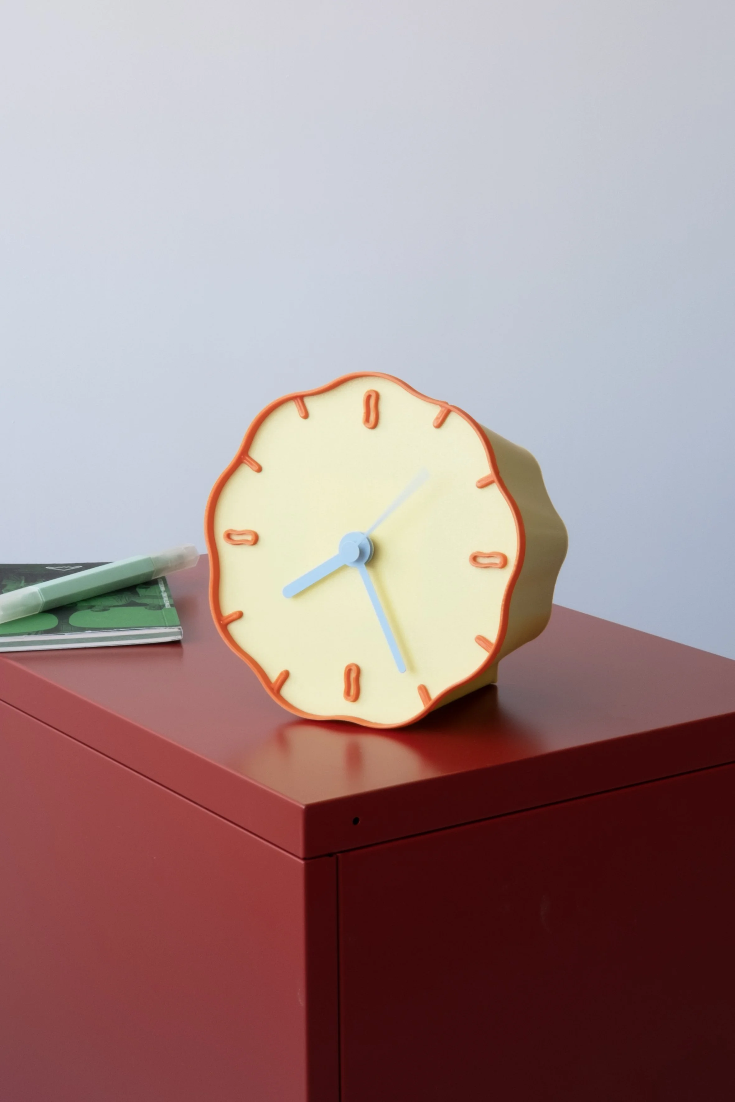 w&l_Horloge_margherita-poser_jaunepastel.jpg