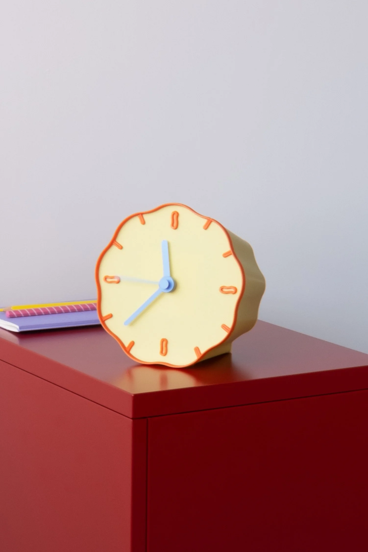 w&l_Horloge_margherita-poser_jaunepastel.jpg