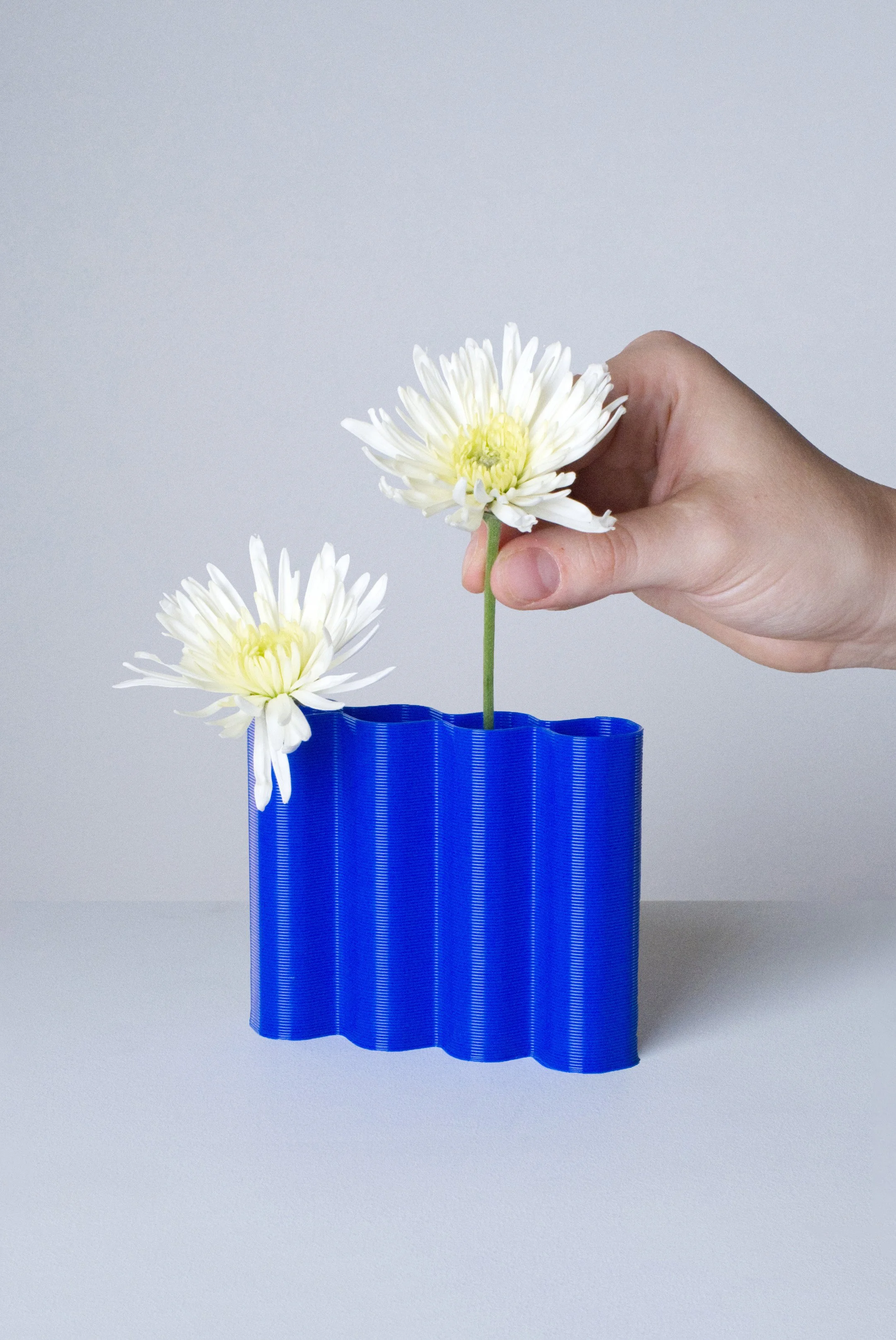 mini-vase-M-bleu-fleurs-fond.jpg