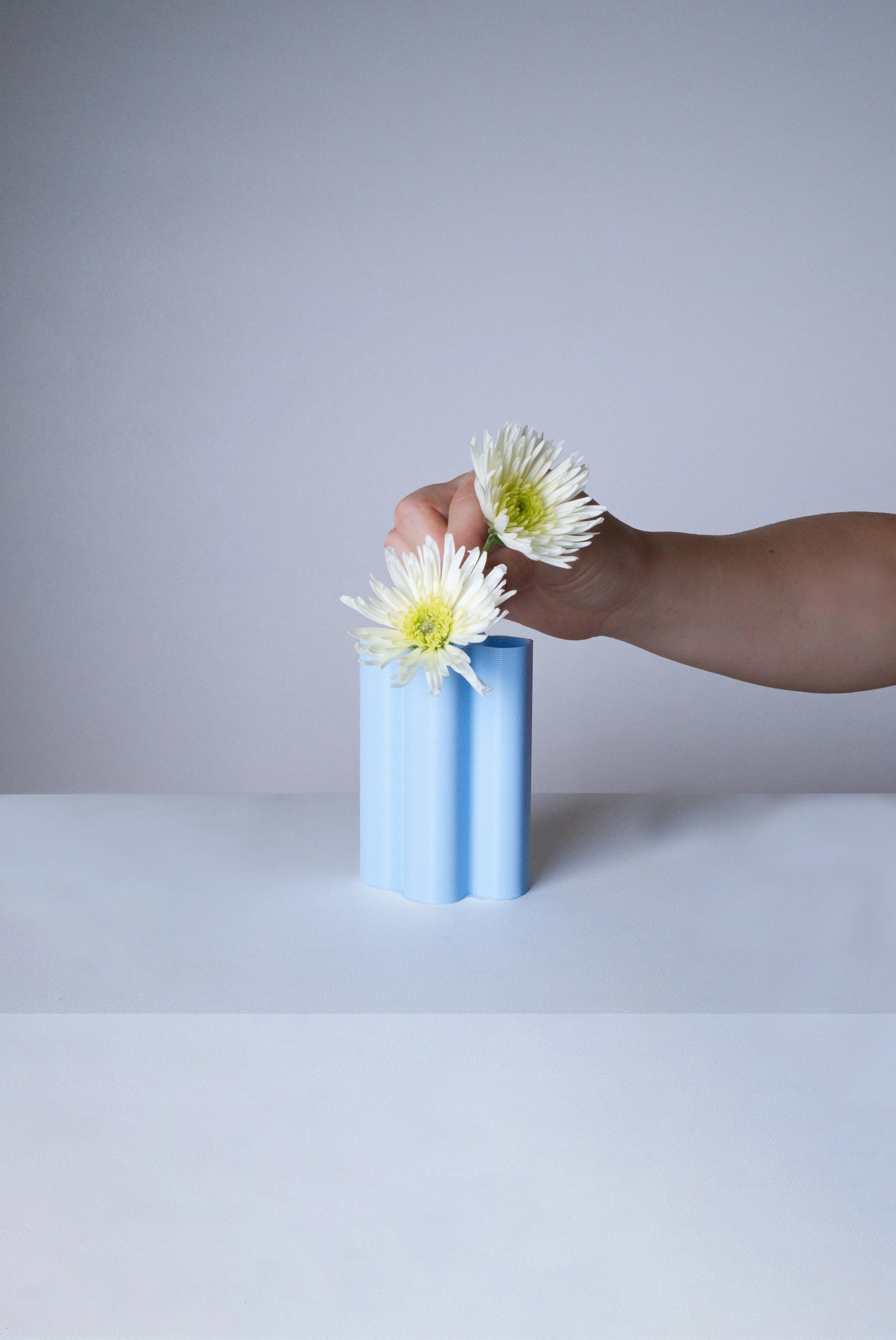 mini-vase-XL-bleu-ciel-fleurs-fond.jpg