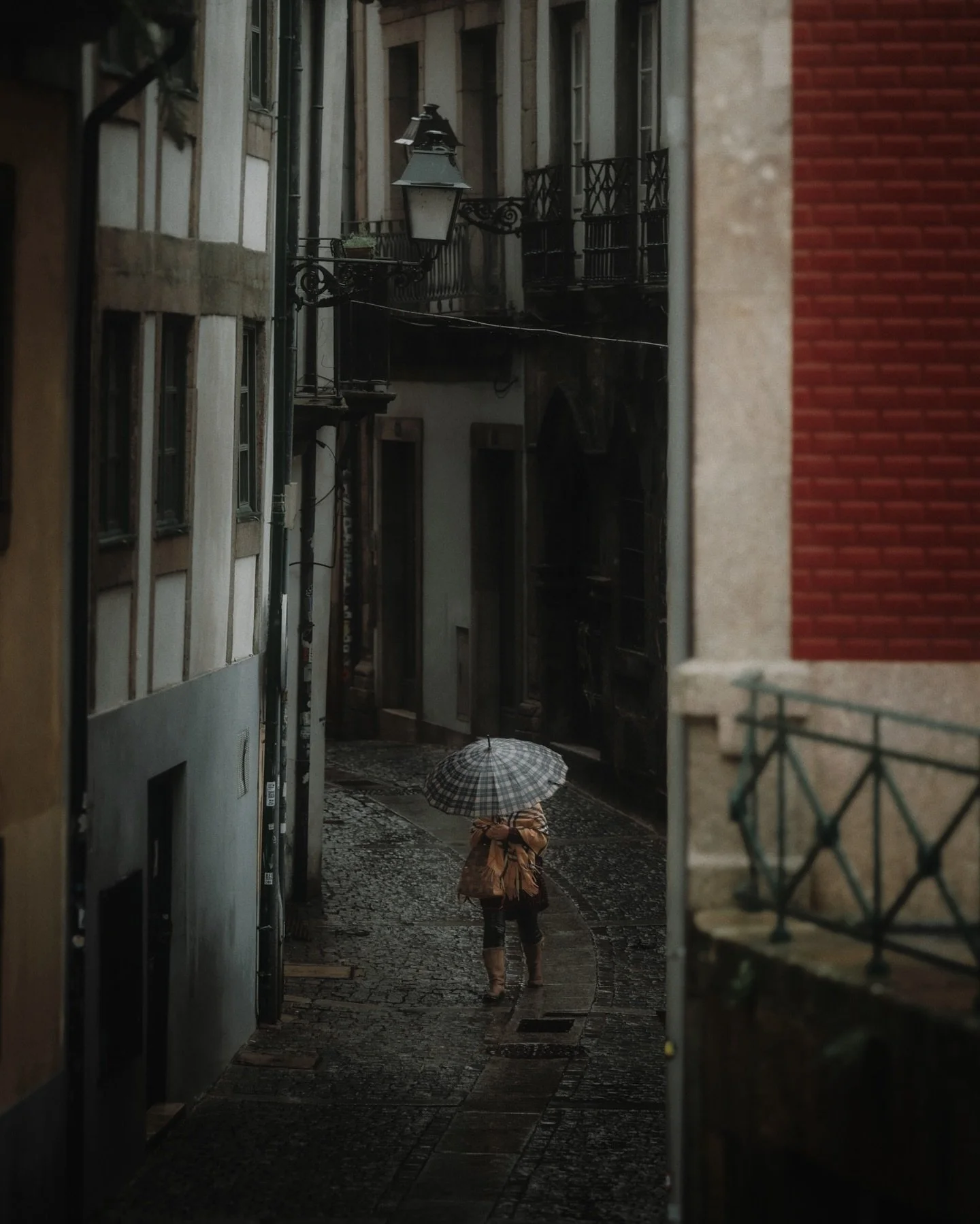 Rainy days 🌧️
.
📷 #nikoneurope #nikoncreators @nikoneurope 
.
.
.
.
#lisbonphotographer #portophotographer #porto #oporto #nphotomagazine #lightroom #madewithlightroom #portugal #streetohotographyinternational #streetgrammer