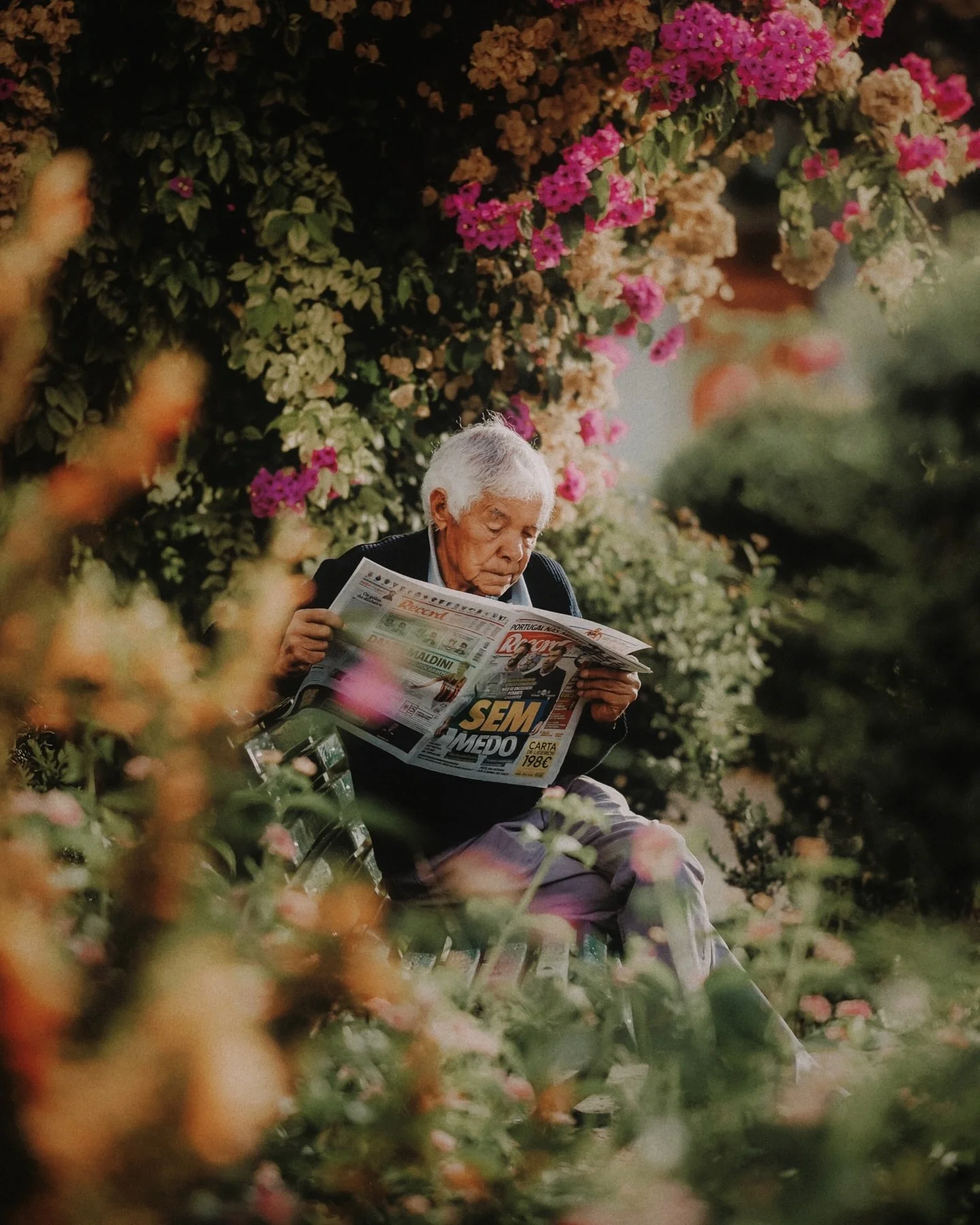 Morning routine 📰
.
📷 #nikon #nikoneurope #nikoncreators @nikoneurope 
.
.
.
.
#lisbonphotographer #streetphotographyinternational #streetphotographers #lisbon #lisboa #streetphotography #streetgrammers #bcncollective #bellcollective #spi_colour