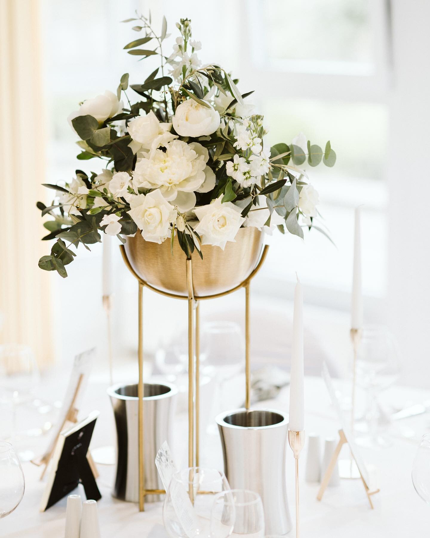 a place at the table. 

flowers: @katja_gordian 

.
.
.
.
#fotografwolfsburg #hochzeitsfotografwolfsburg #europeaninspiredwedding #luxuriouswedding #weddingflorals #weddinginspiration #weddingdecor #luxuryweddinhphotographer #wolfsburg #braunschweig 