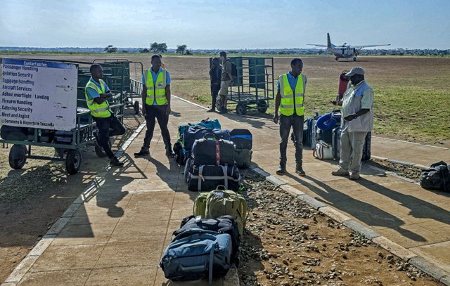 Philip Rono & Guides-040