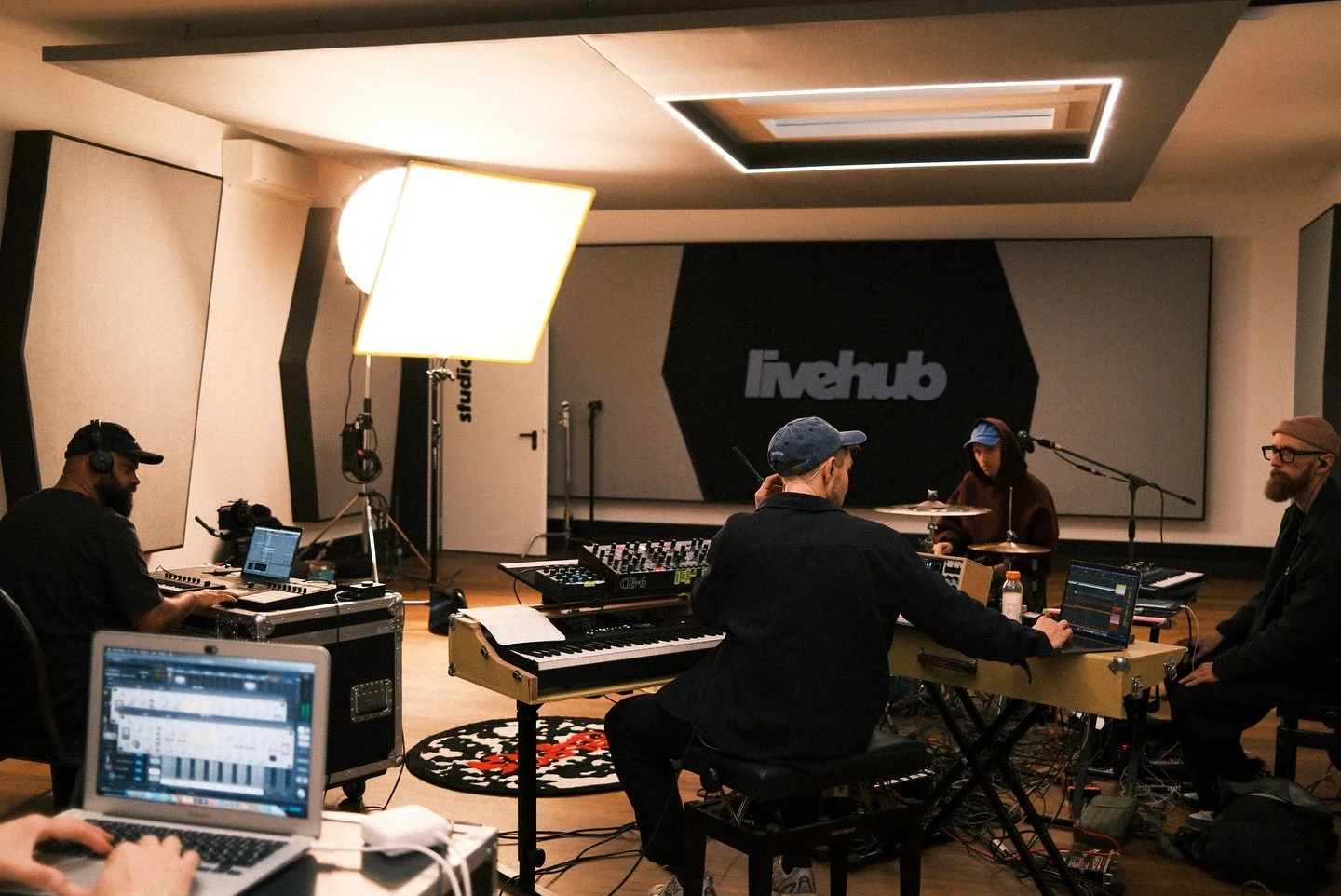 Some BTS by @linh20kmh at our &bdquo;Rebirth&ldquo; live session w/ @johannesarzberger @silvanstrauss @7apes @hazeofbass @itsmetheintern 📸 Next live session &bdquo;Sirens&ldquo; ft. Silvan Strauss coming soon - you better be prepared! 🚨