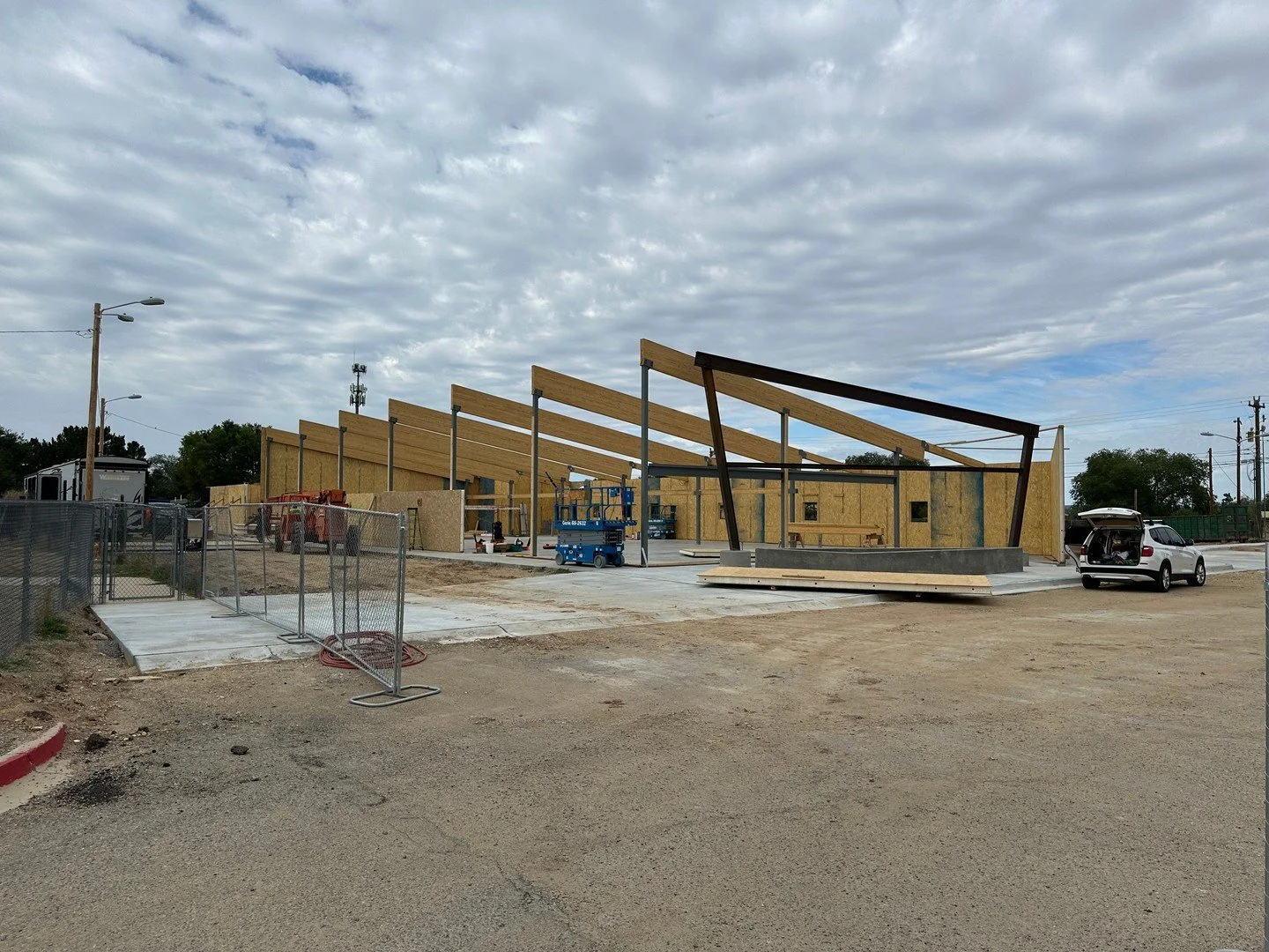 Construction is really beginning to take shape at the Taos High School Auxiliary Gym. This shot captures the progress on the structure and main entrance, giving a glimpse of the future home for Taos High School Athletics!

🔨: Winters Construction
.

