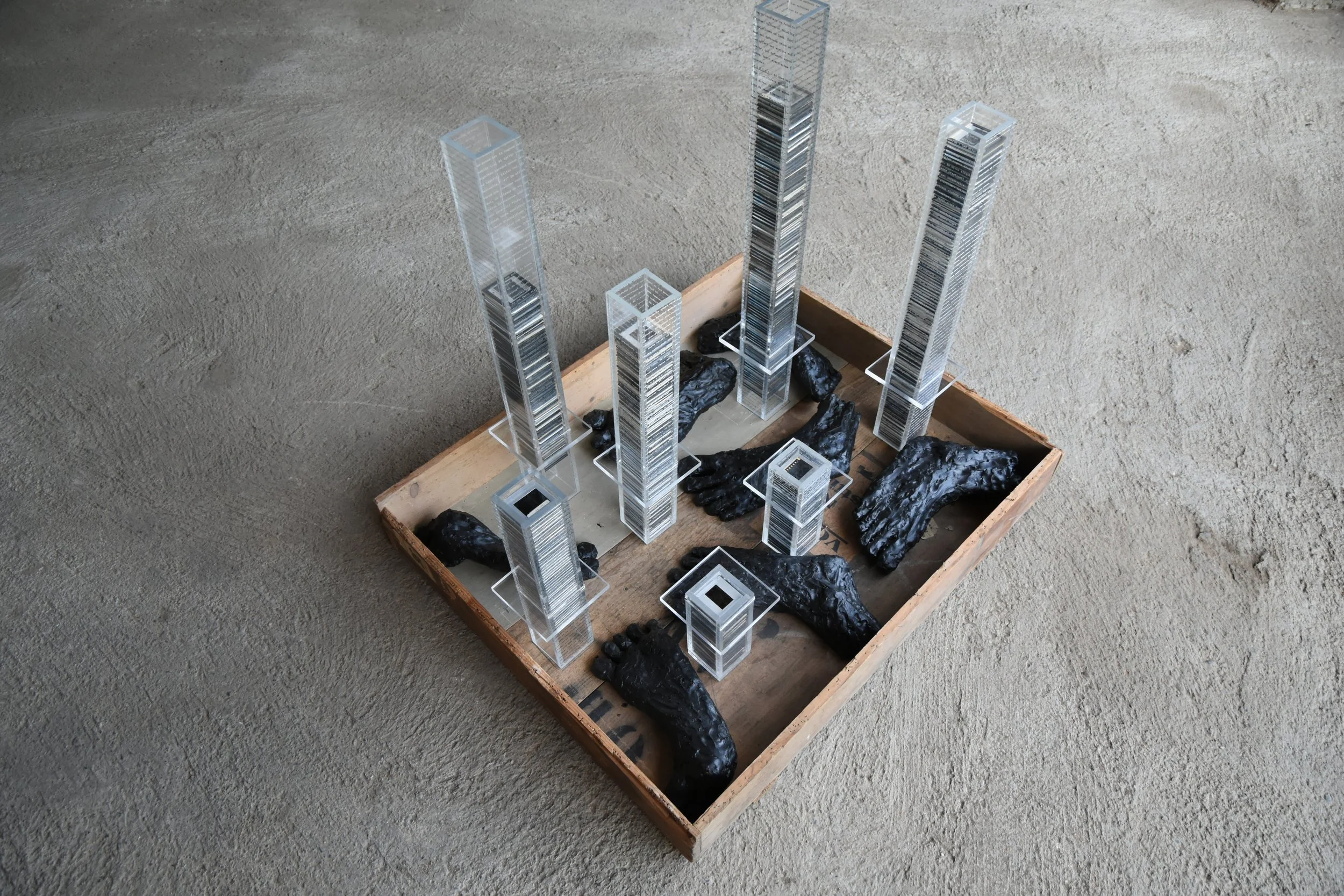 "Spuren", Holz, Acrylglas, Ton