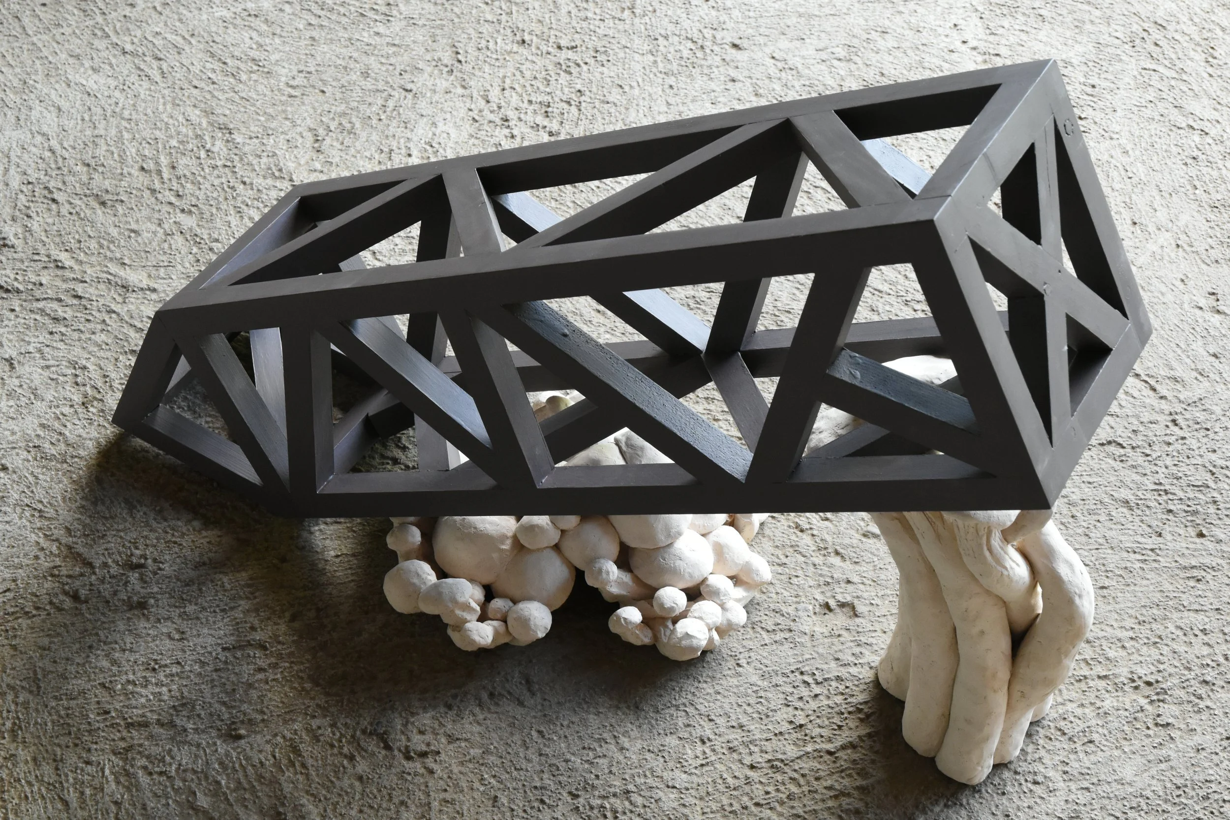 "Atlanten 3", Holz bemalt, Ton