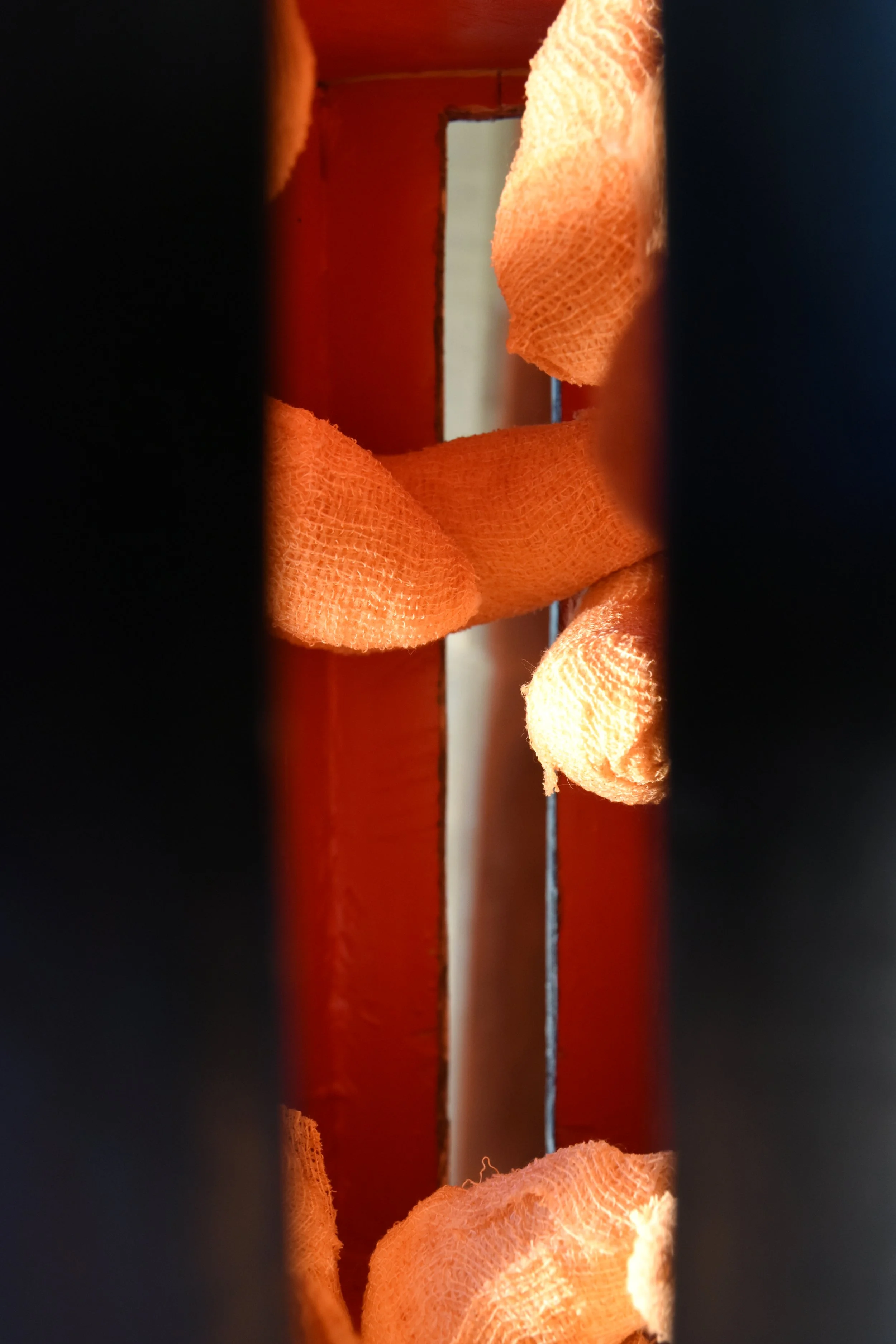 "Heiz Körper", Holz, Acrylglas, Textil