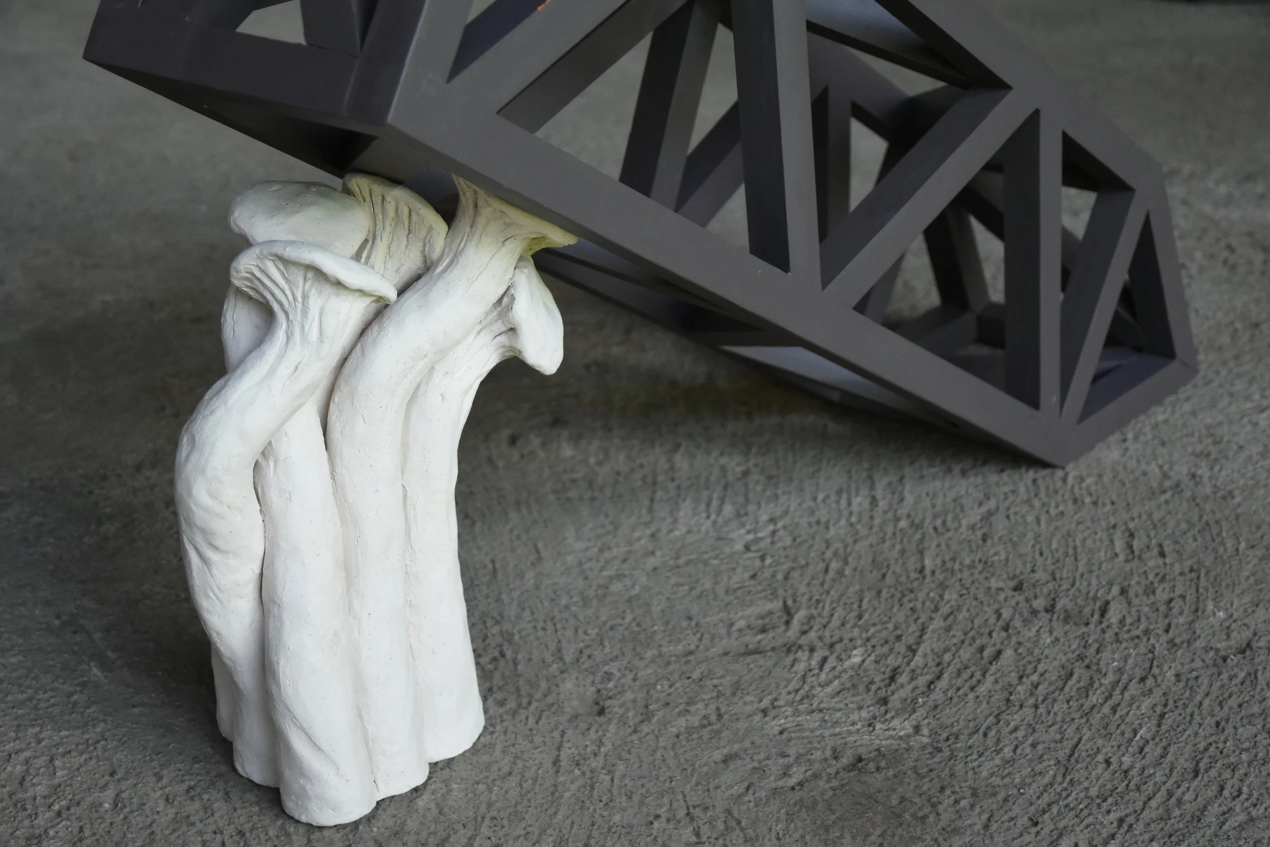 "Atlanten 3", Holz bemalt, Ton