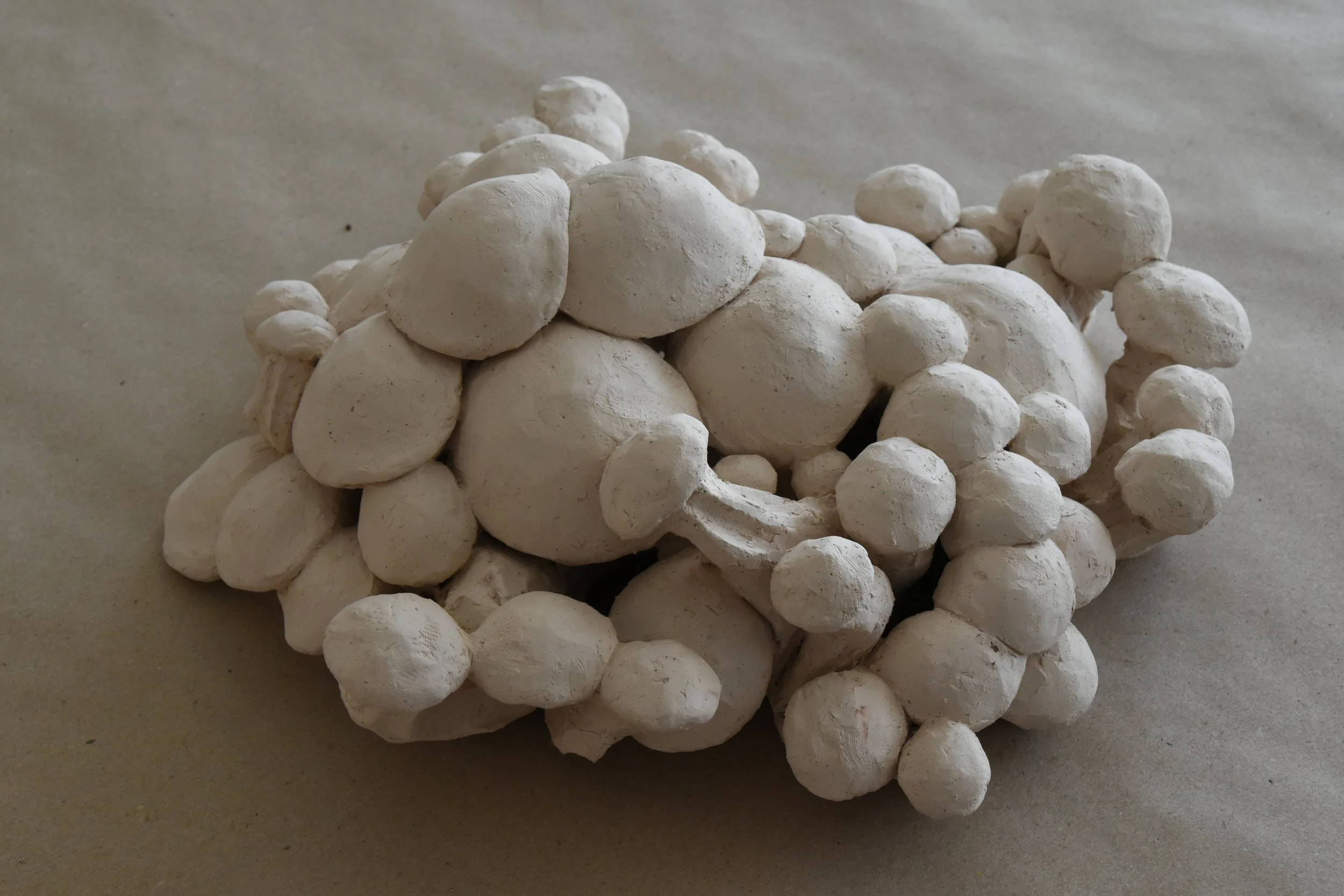 "Atlanten 3", Holz bemalt, Ton