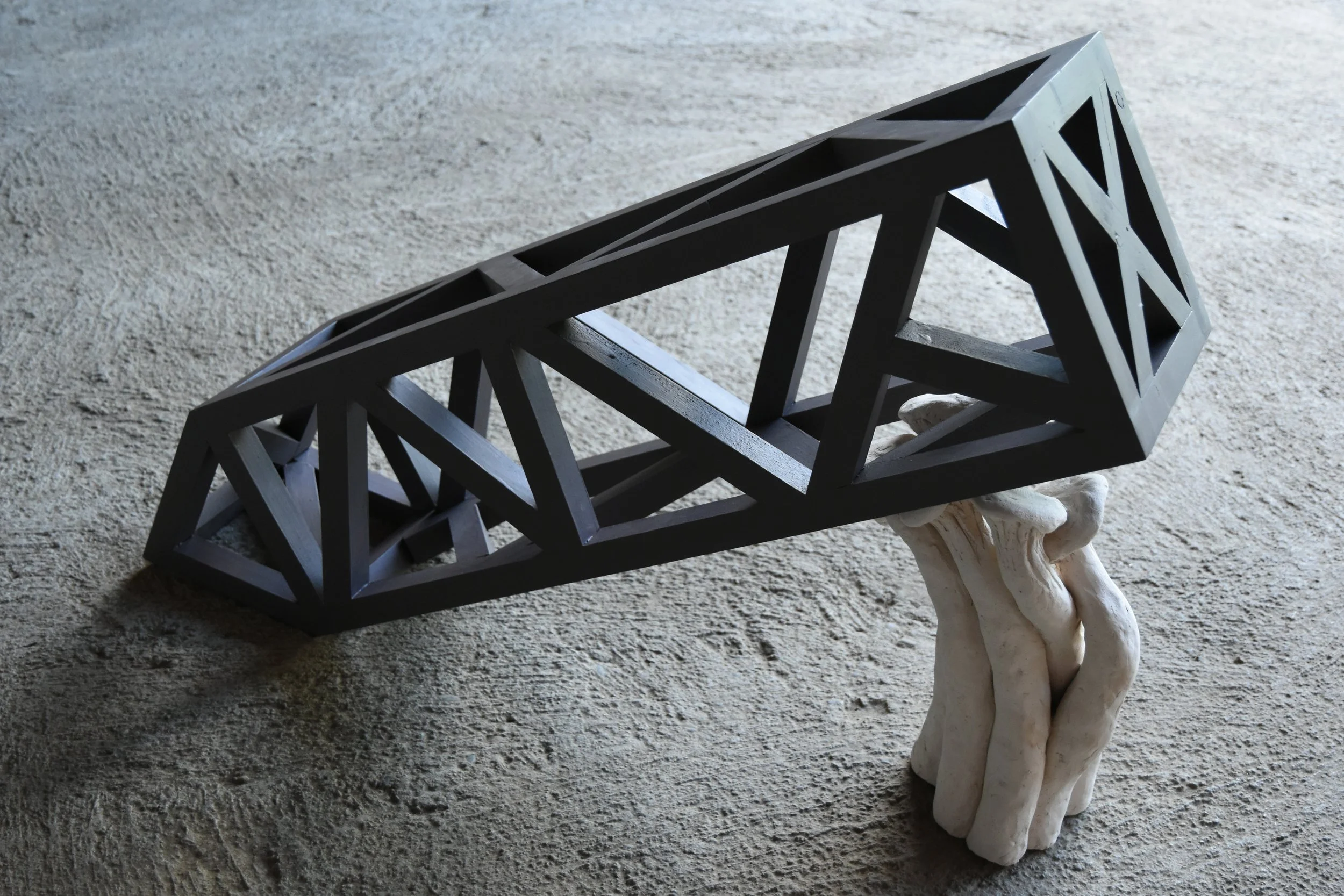 "Atlanten 3", Holz bemalt, Ton