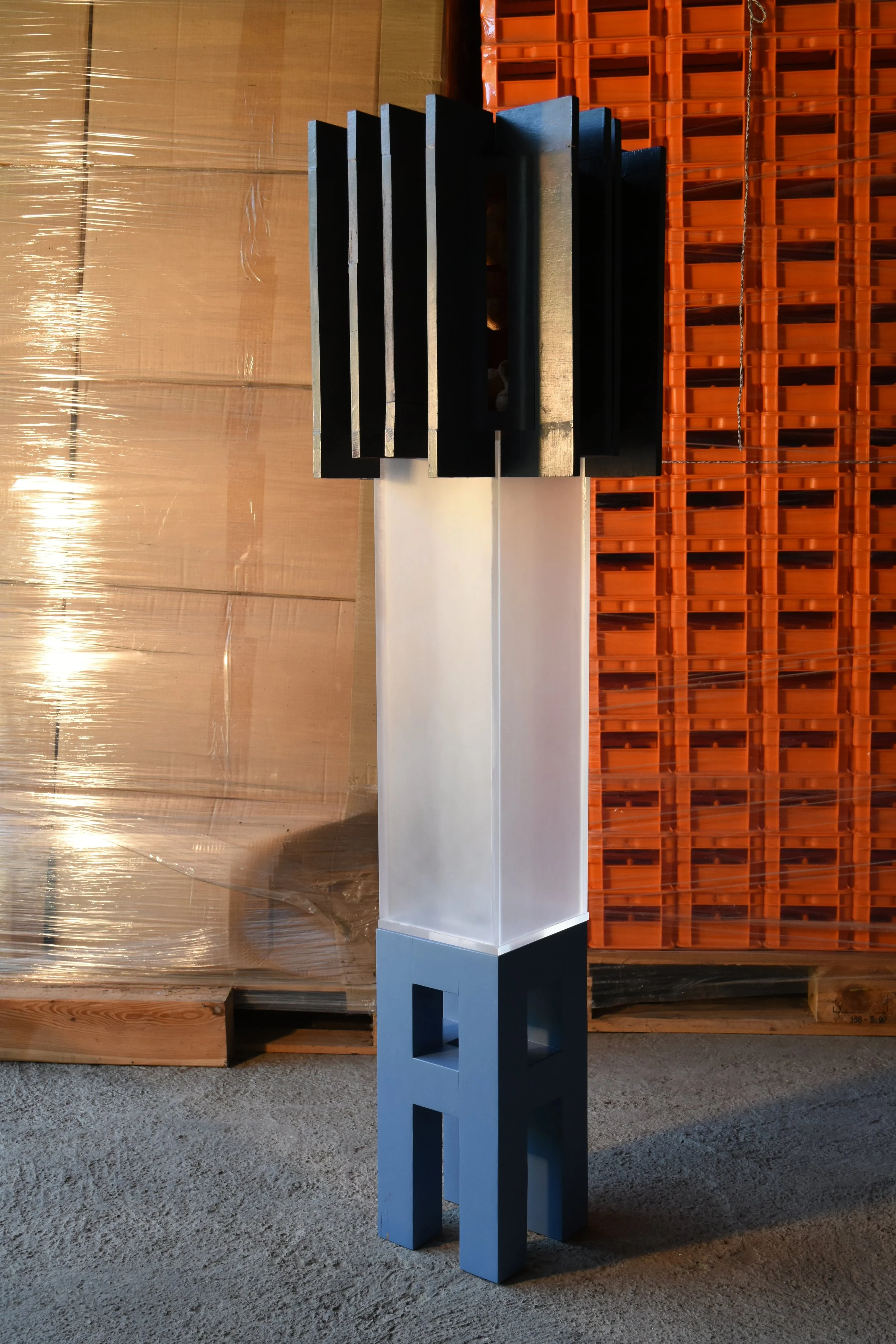 "Heiz Körper", Holz, Acrylglas, Textil, 30 x 30 x 110