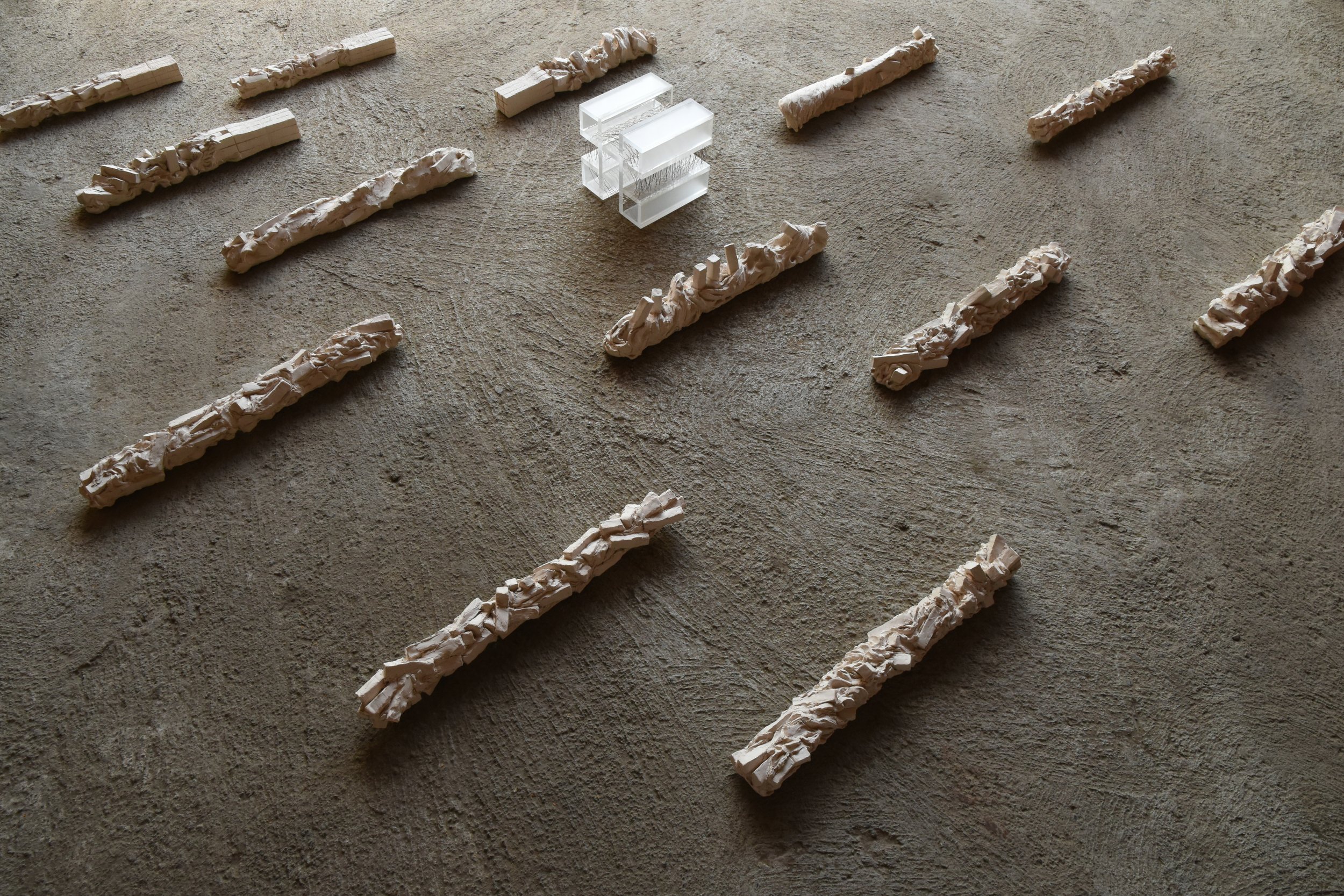 "See Stücke", Acrylglas, Ton