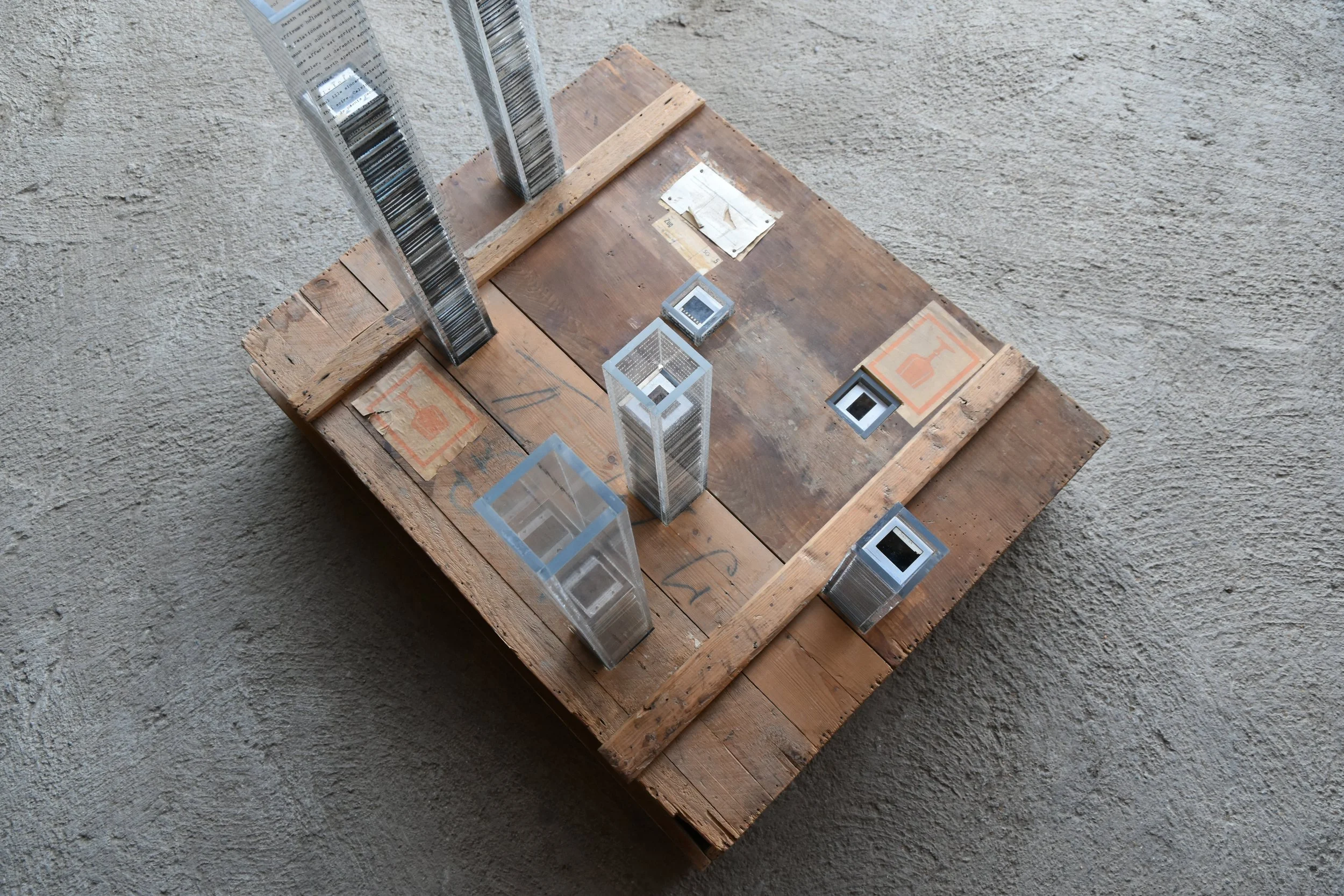 "Spuren", Holz, Acrylglas, Ton, 80 x 80 x 60